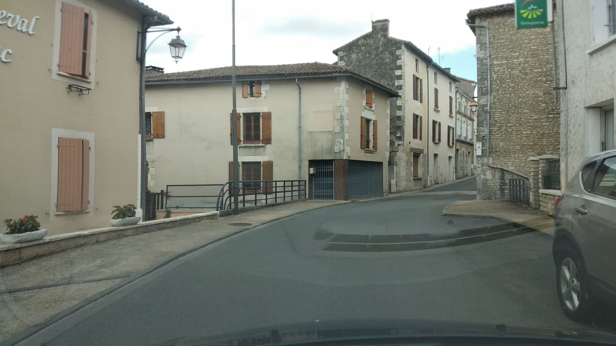 Street view near Hôtel Restaurant du Cheval Blanc, Vouillé — © jaclavi (CC BY-SA · Mapillary)