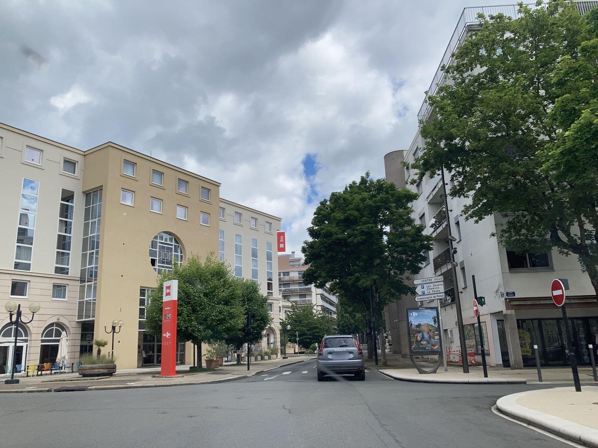 Street view near Hôtel des Thermes Callou, Vichy — © tasmaniadevil (CC BY-SA · Mapillary)