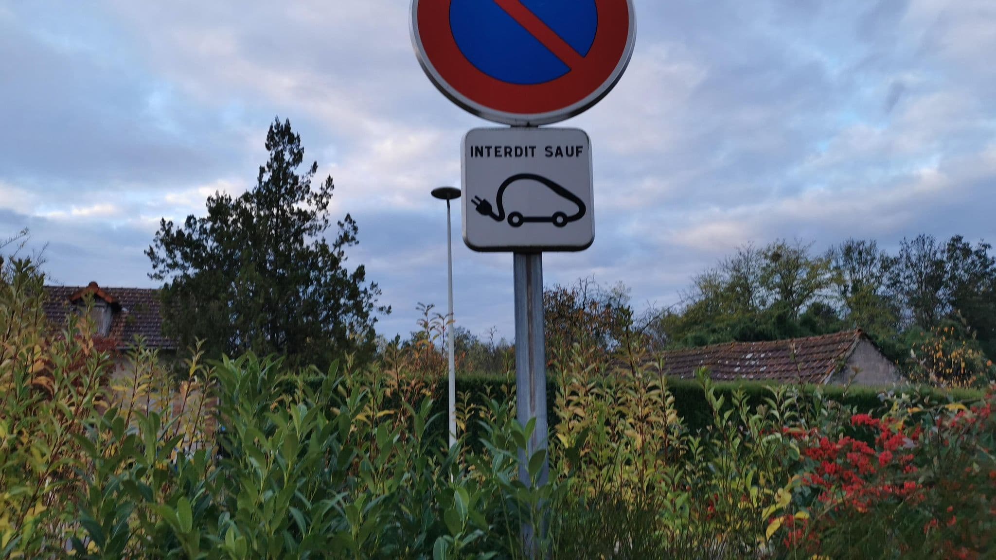 Street view near Aire communale Bessay-sur-Allier, Bessay-sur-Allier — © bernardvoyageur (CC BY-SA · Mapillary)