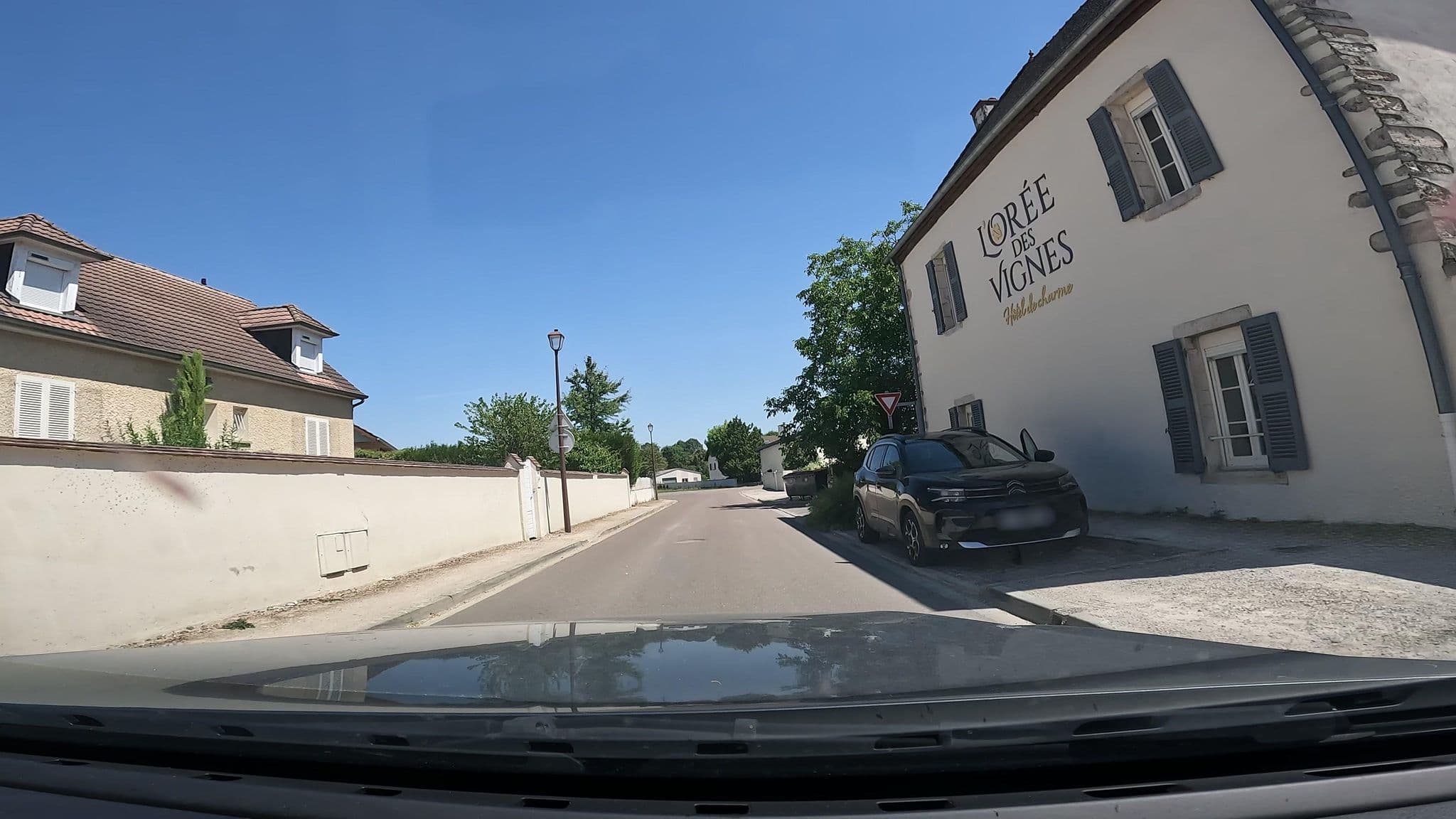 Street view near L’Orée des Vignes, Nuits-Saint-Georges — © vinisa (CC BY-SA · Mapillary)