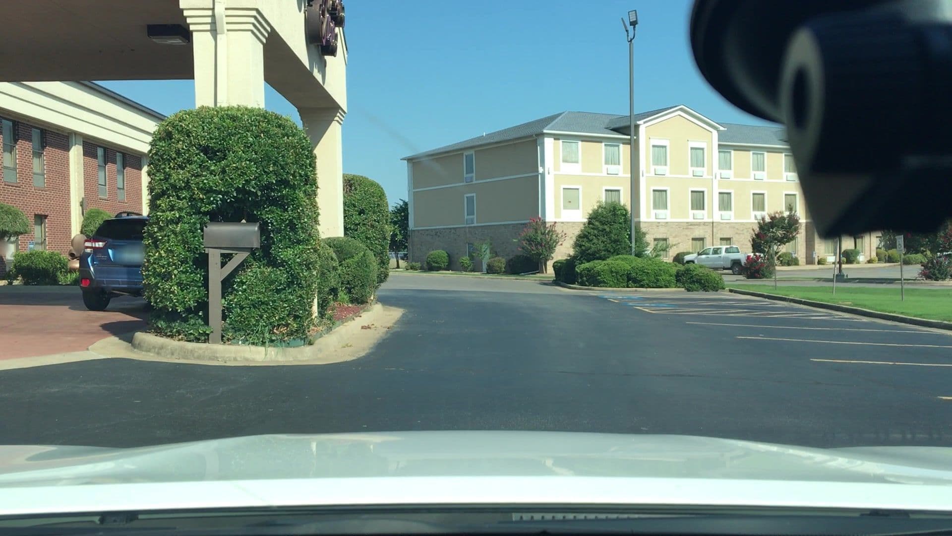 Street view near Hampton by Hilton, Coal Hill — © lvl5 (CC BY-SA · Mapillary)