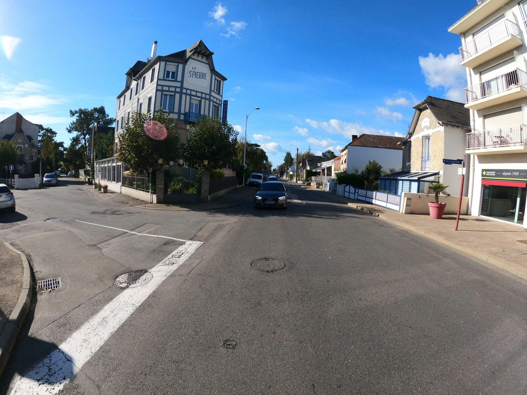 Street view near Hotel Le Saint Pierre, Le Pouliguen — © stephanep (CC BY-SA · Mapillary)