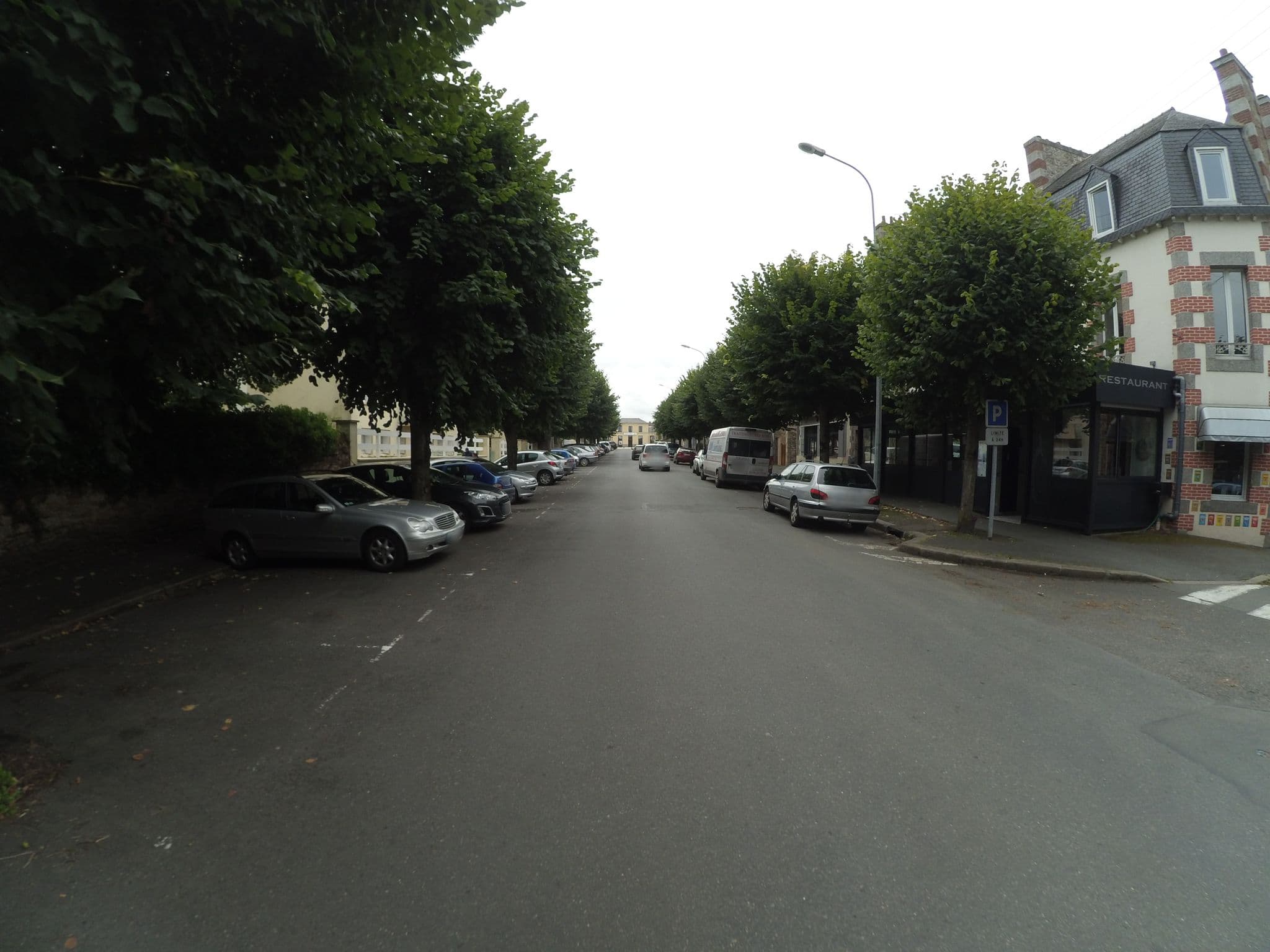 Street view near Hôtel Restaurant au Petit Montparnasse, Guingamp — © stephanep (CC BY-SA · Mapillary)