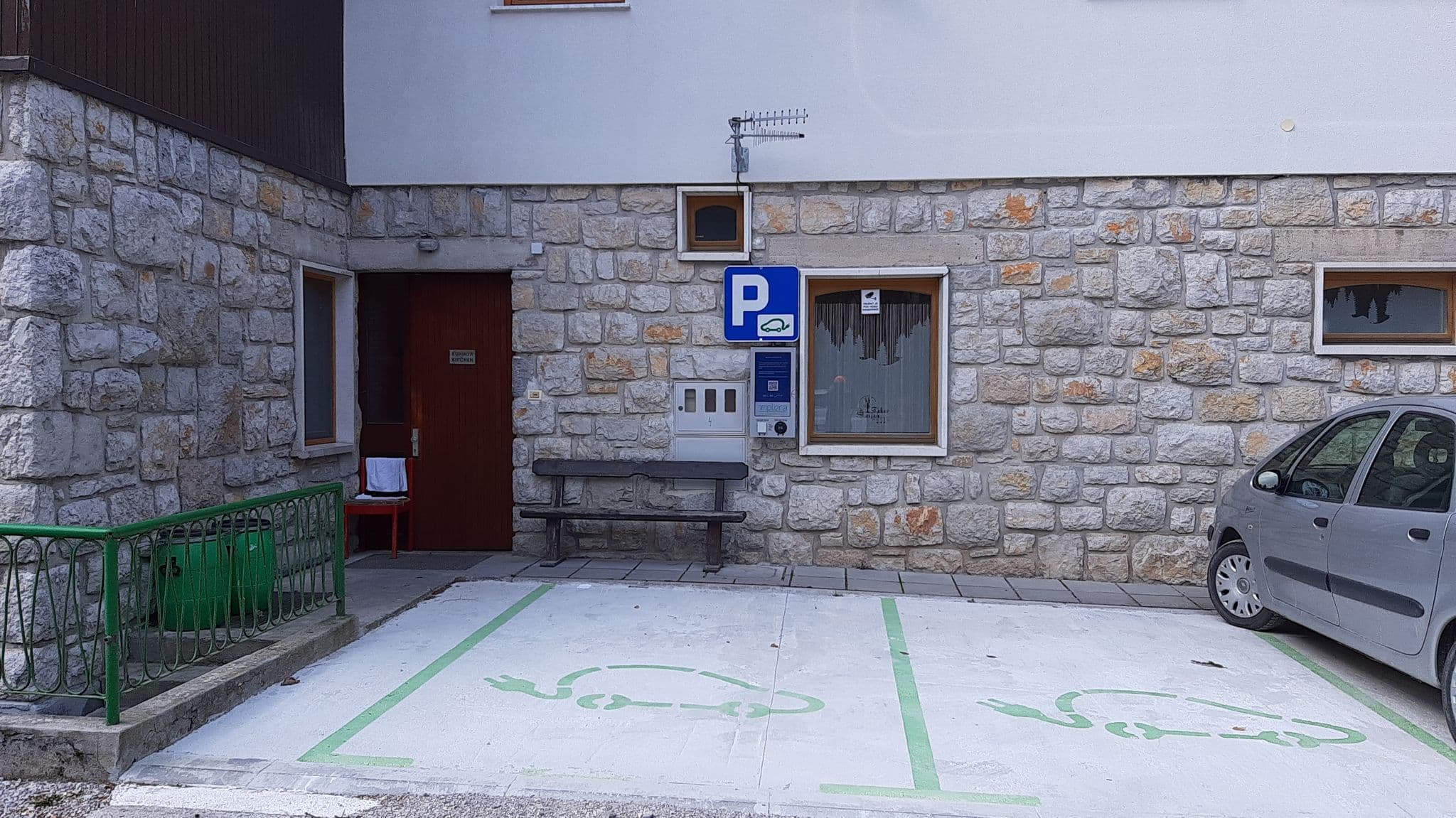 Street view near Hotel Rakov Škocjan, Rakek — © andrej1977 (CC BY-SA · Mapillary)