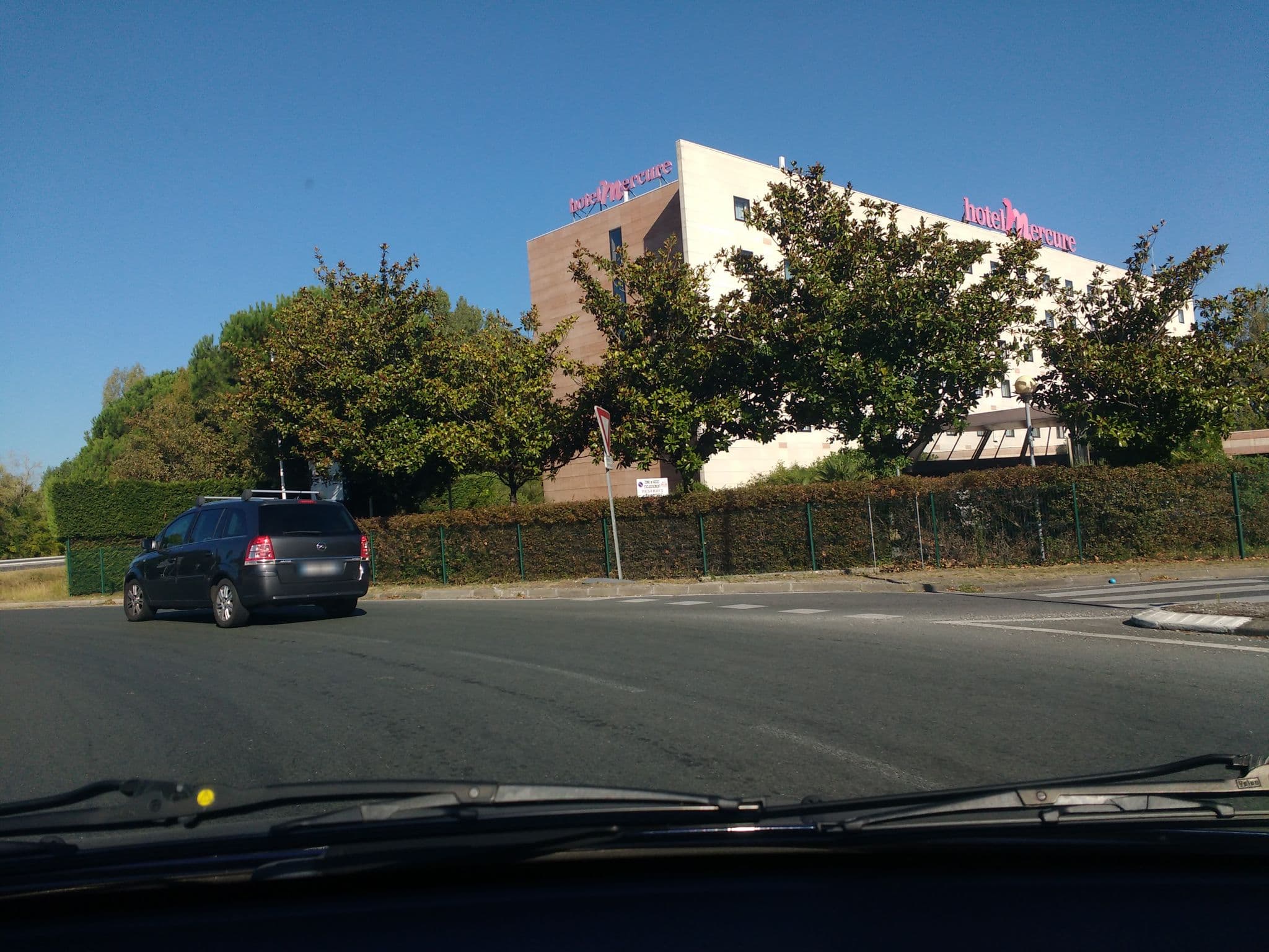Street view near Hotel four Seasons Merignac, Mérignac — © gitouche (CC BY-SA · Mapillary)