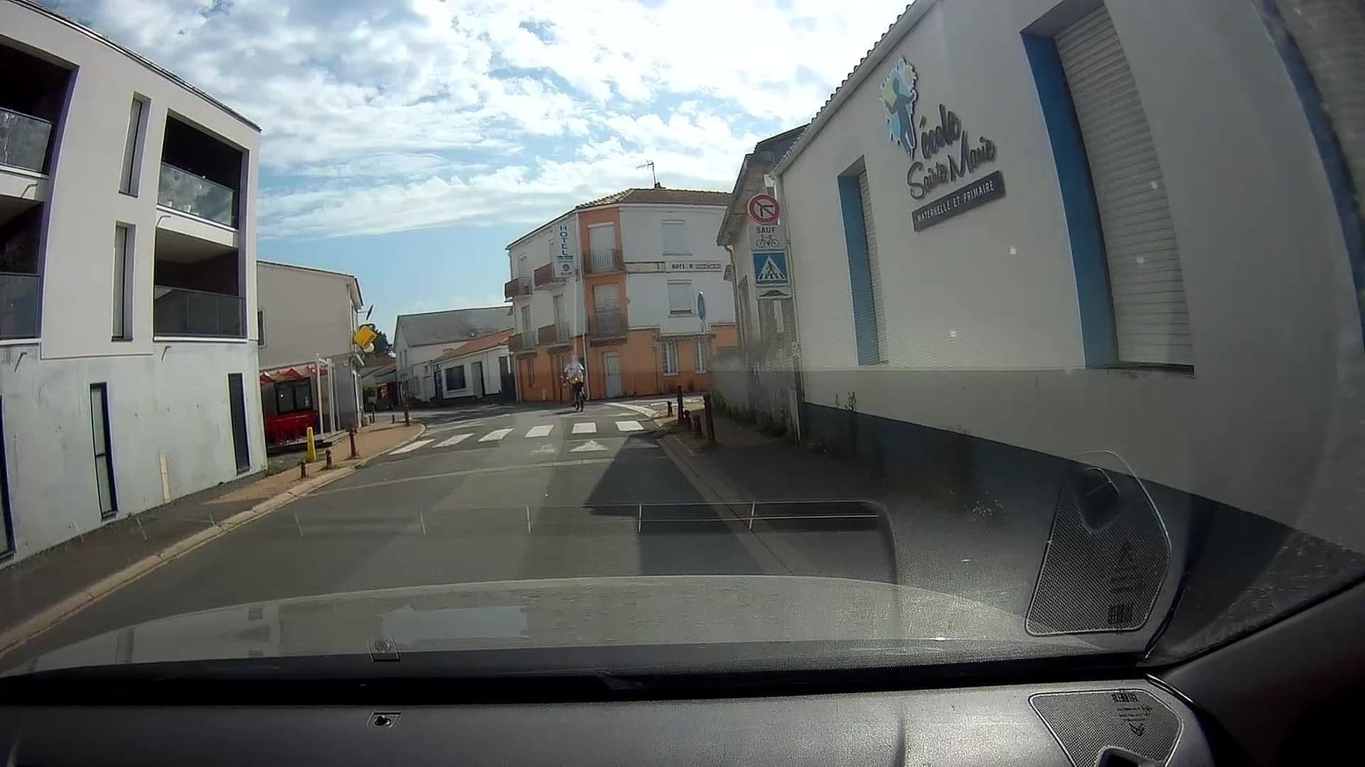 Street view near Hotel-Restaurant La Madelon Bar Tabac Presse Pmu Fdj, Le Fenouiller — © micmin1972 (CC BY-SA · Mapillary)