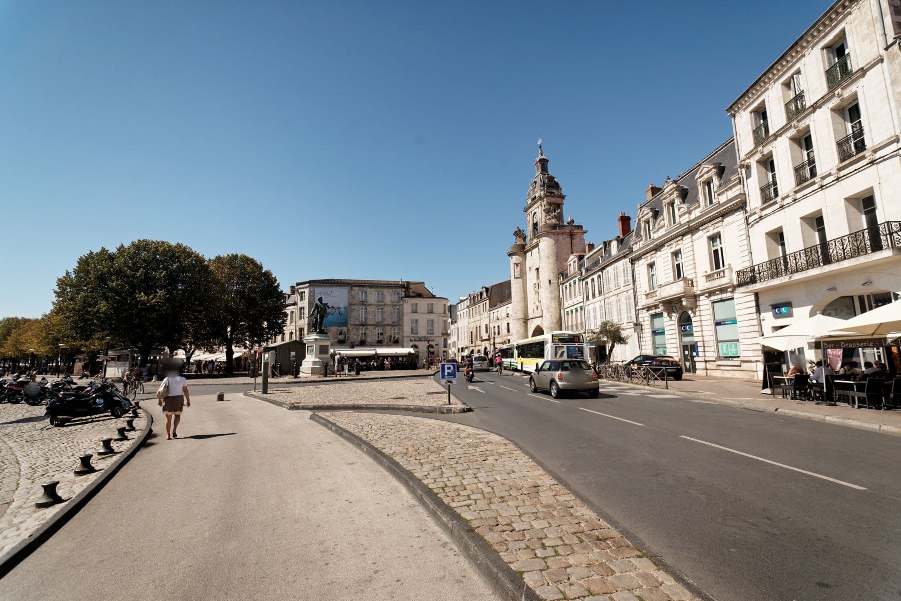 Street view near La marine, La Rochelle — © txllxt (CC BY-SA · Mapillary)