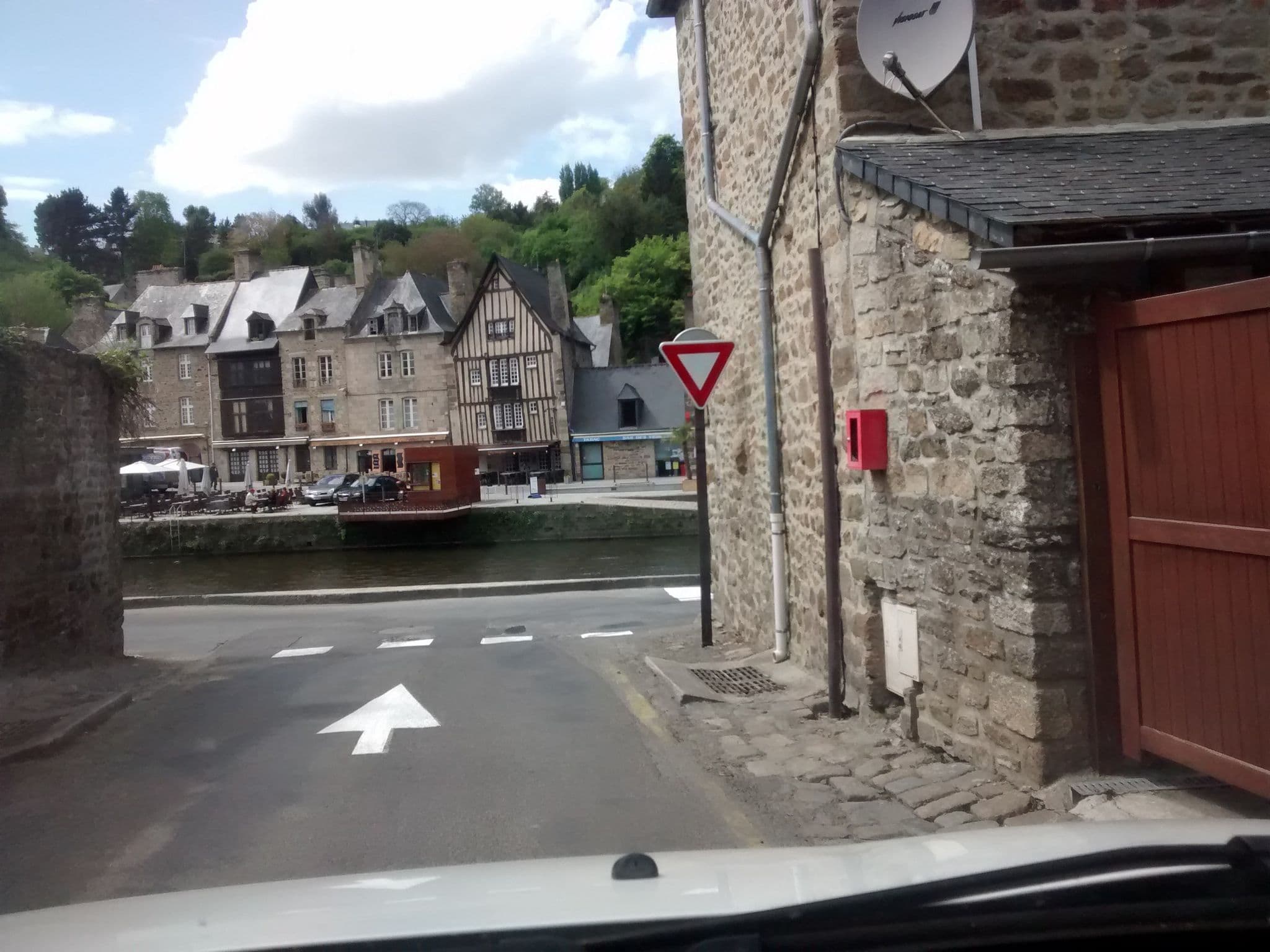 Street view near Au Fil de l'Eau, Lanvallay — © mgageo (CC BY-SA · Mapillary)