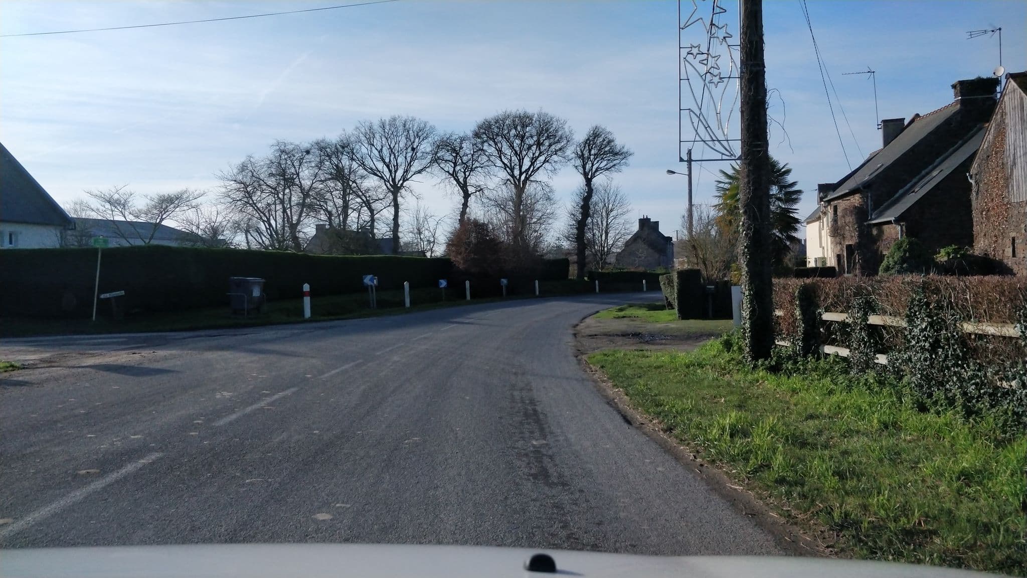 Street view near Les Champs de Roz, Roz-Landrieux — © mgageo (CC BY-SA · Mapillary)