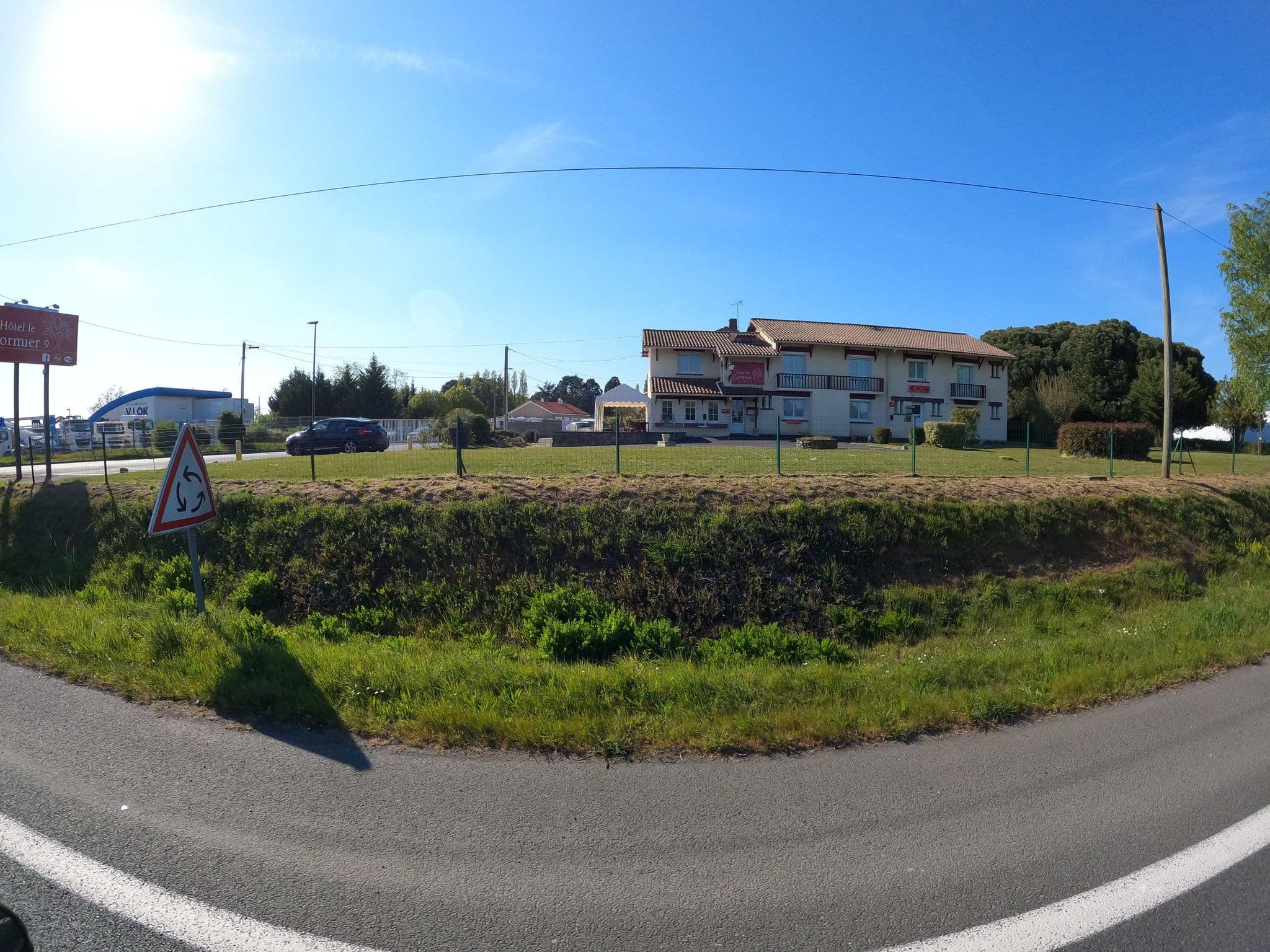 Street view near Hôtel du Cormier, Saint-Christophe-du-Bois — © stephanep (CC BY-SA · Mapillary)