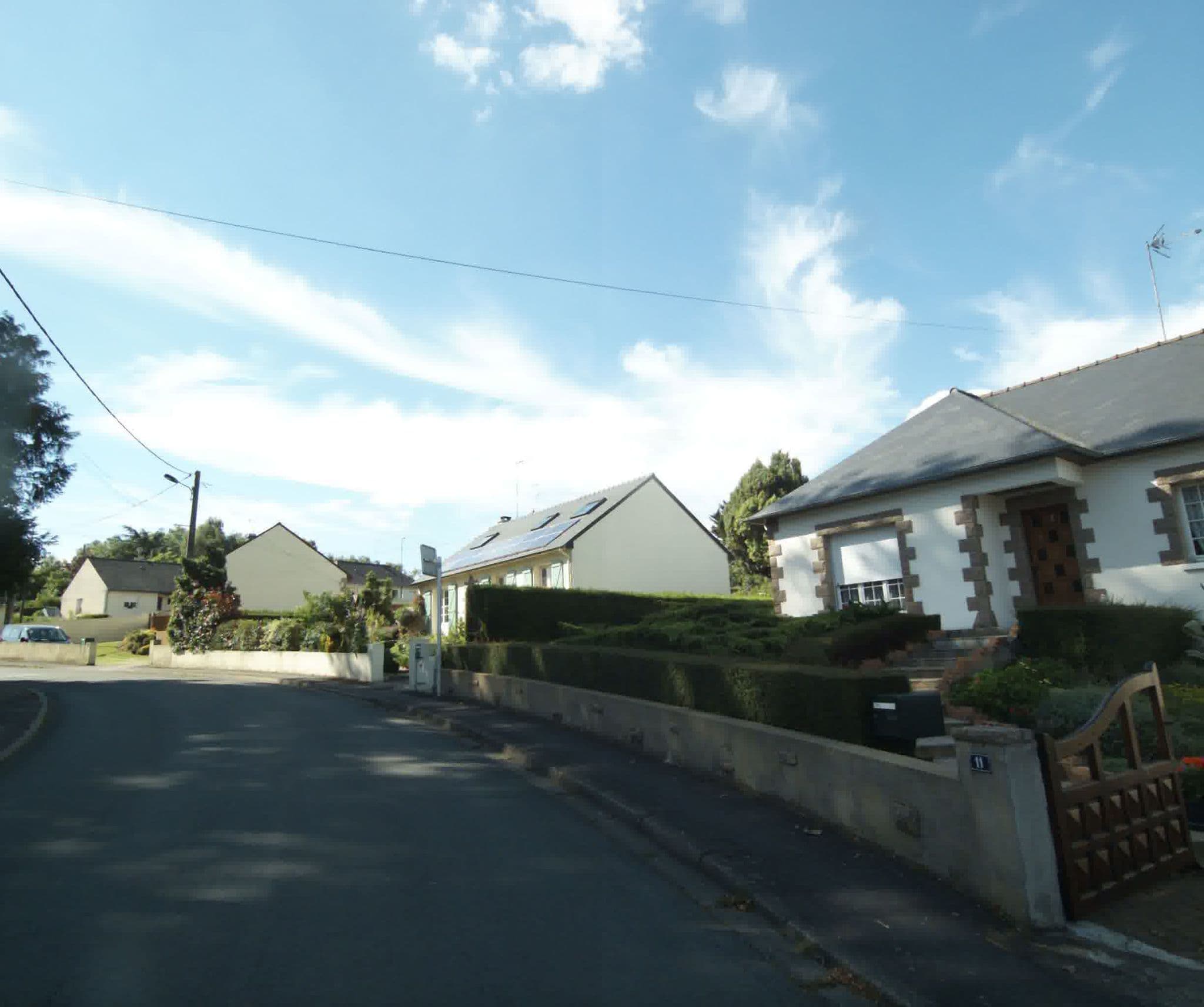 Street view near Manoir de Rouessé, Laval — © sogefi (CC BY-SA · Mapillary)
