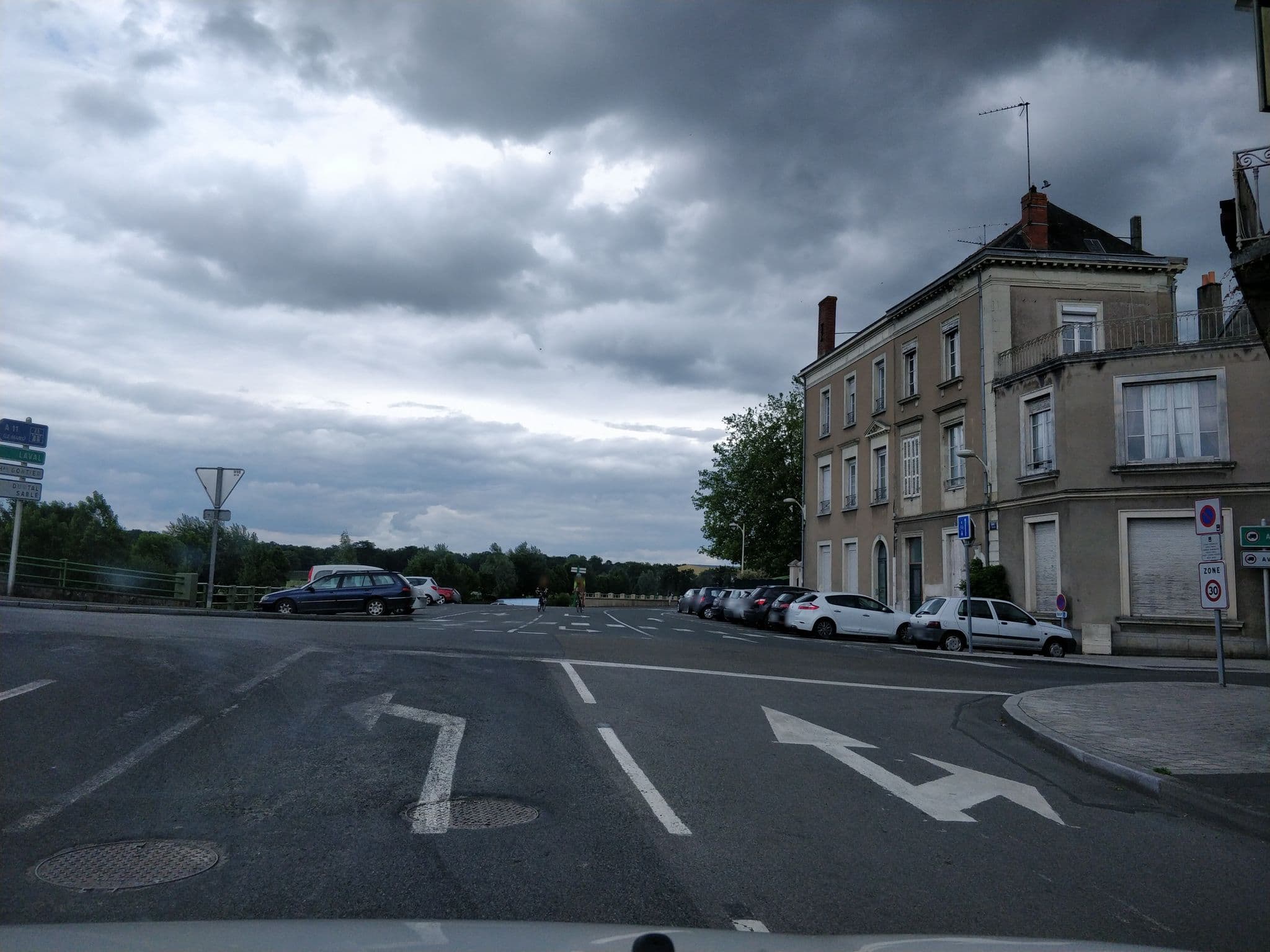 Street view near Hotel Des Voyageurs, Grez-Neuville — © mgageo (CC BY-SA · Mapillary)