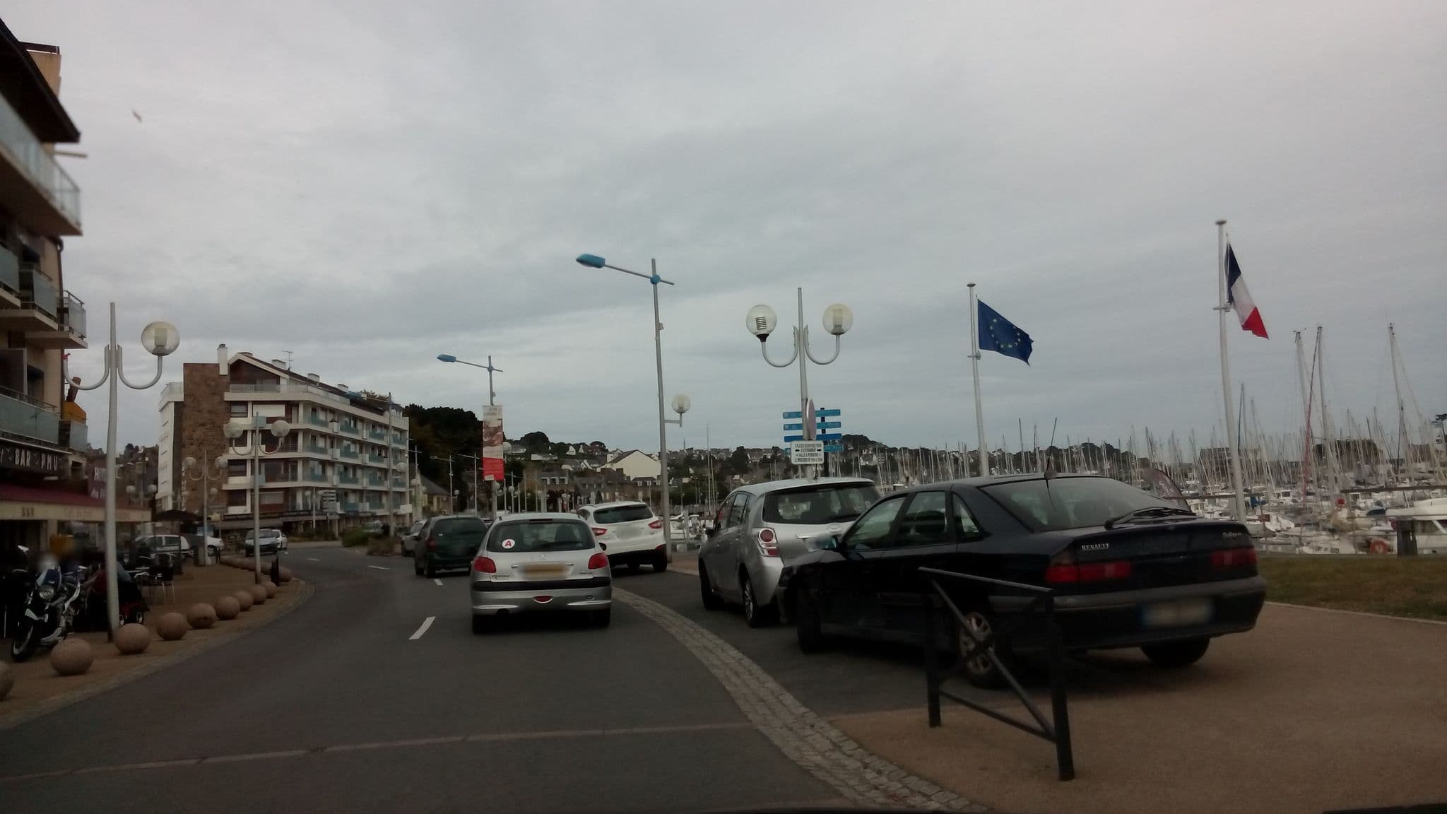 Street view near Declochez, Saint-Quay-Perros — © tonicity (CC BY-SA · Mapillary)