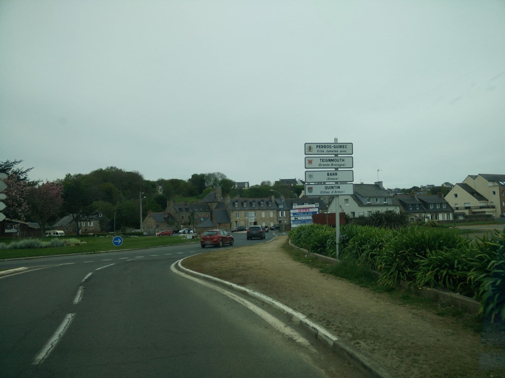 Street view near Citotel Les Sternes, Saint-Quay-Perros — © joostjakob (CC BY-SA · Mapillary)