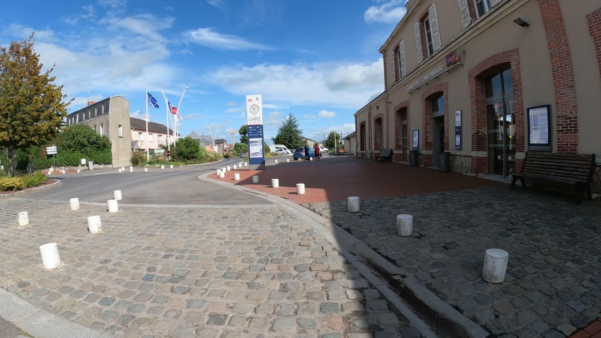 Street view near Hôtel du Commerce et de la Gare, Carentan — © Nzau (CC BY-SA · Mapillary)