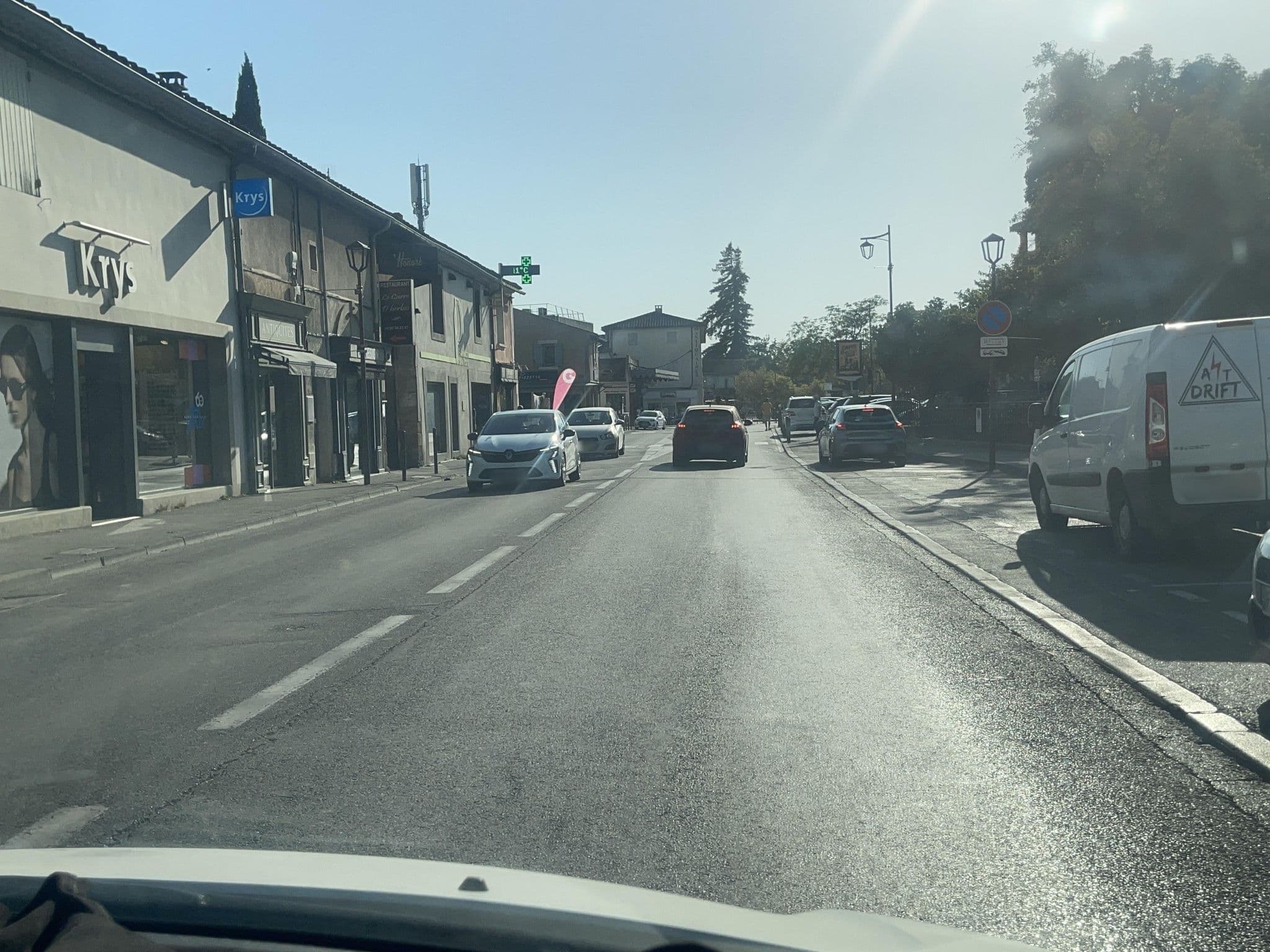 Street view near Résidence Privilège Resorts l'Oustau de Sorgue, L'Isle-sur-la-Sorgue — © zimmy (CC BY-SA · Mapillary)