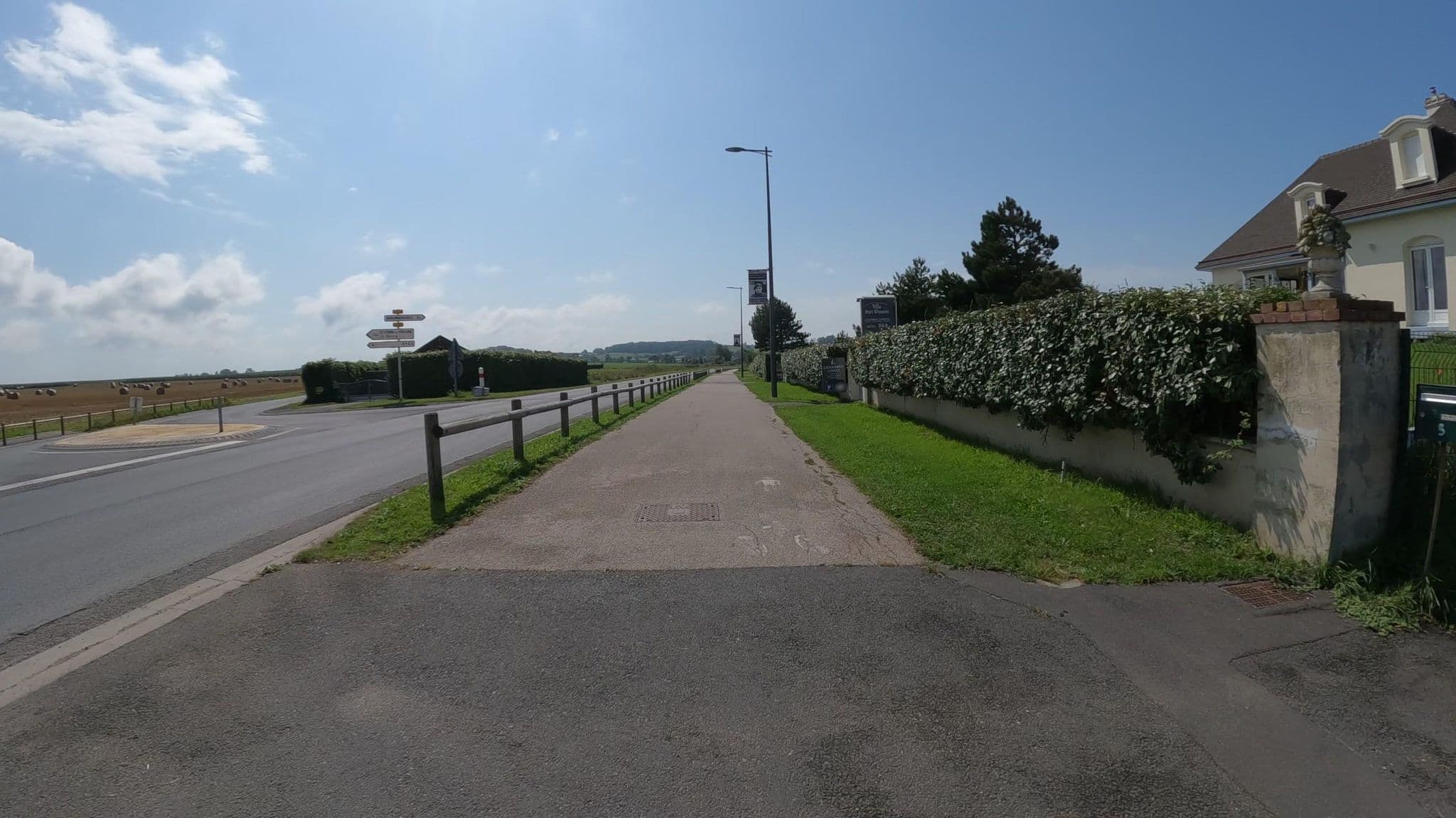 Street view near Villa Port Winston, Ver-sur-Mer — © Nzau (CC BY-SA · Mapillary)