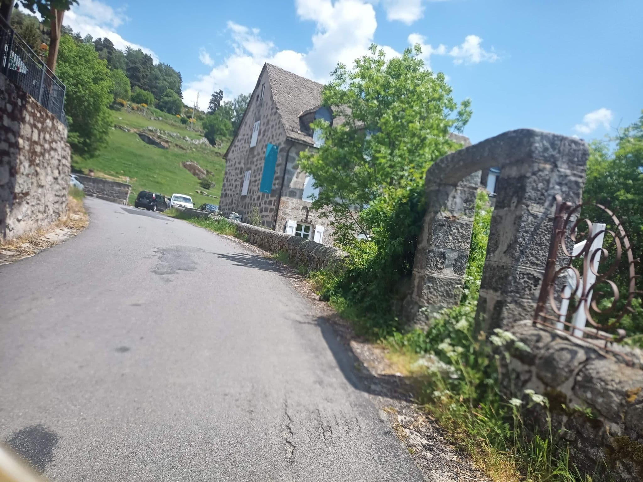 Street view near Une Parenthèse en Aubrac, Chaudes-Aigues — © connermacleod69 (CC BY-SA · Mapillary)
