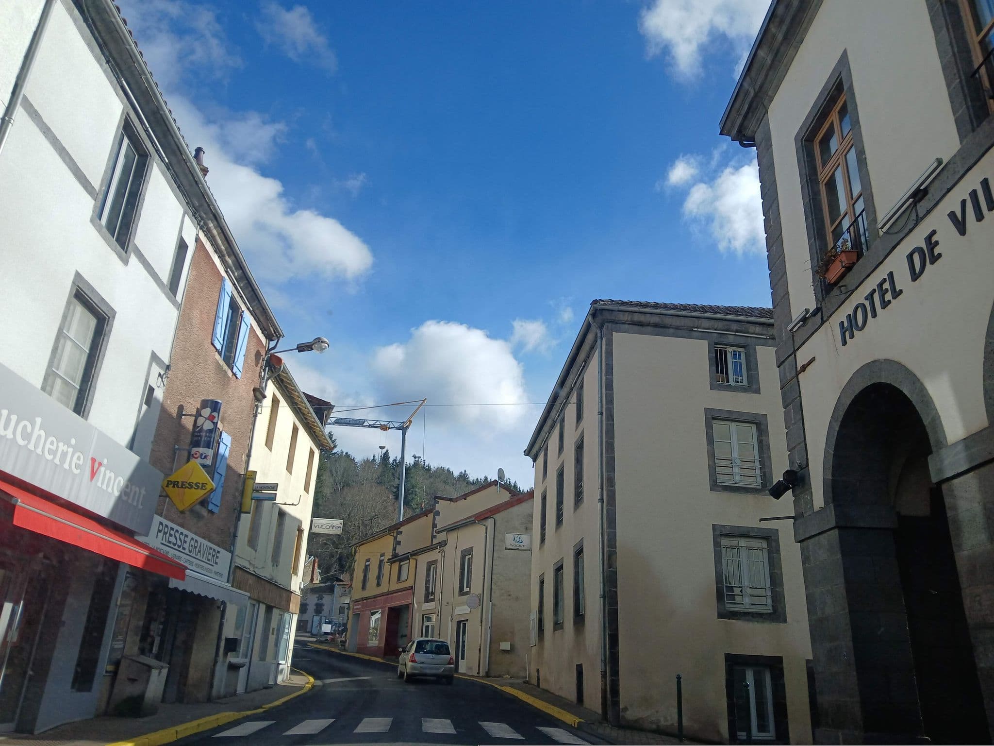 Street view near Café du Centre, Saint-Ours — © max93600 (CC BY-SA · Mapillary)