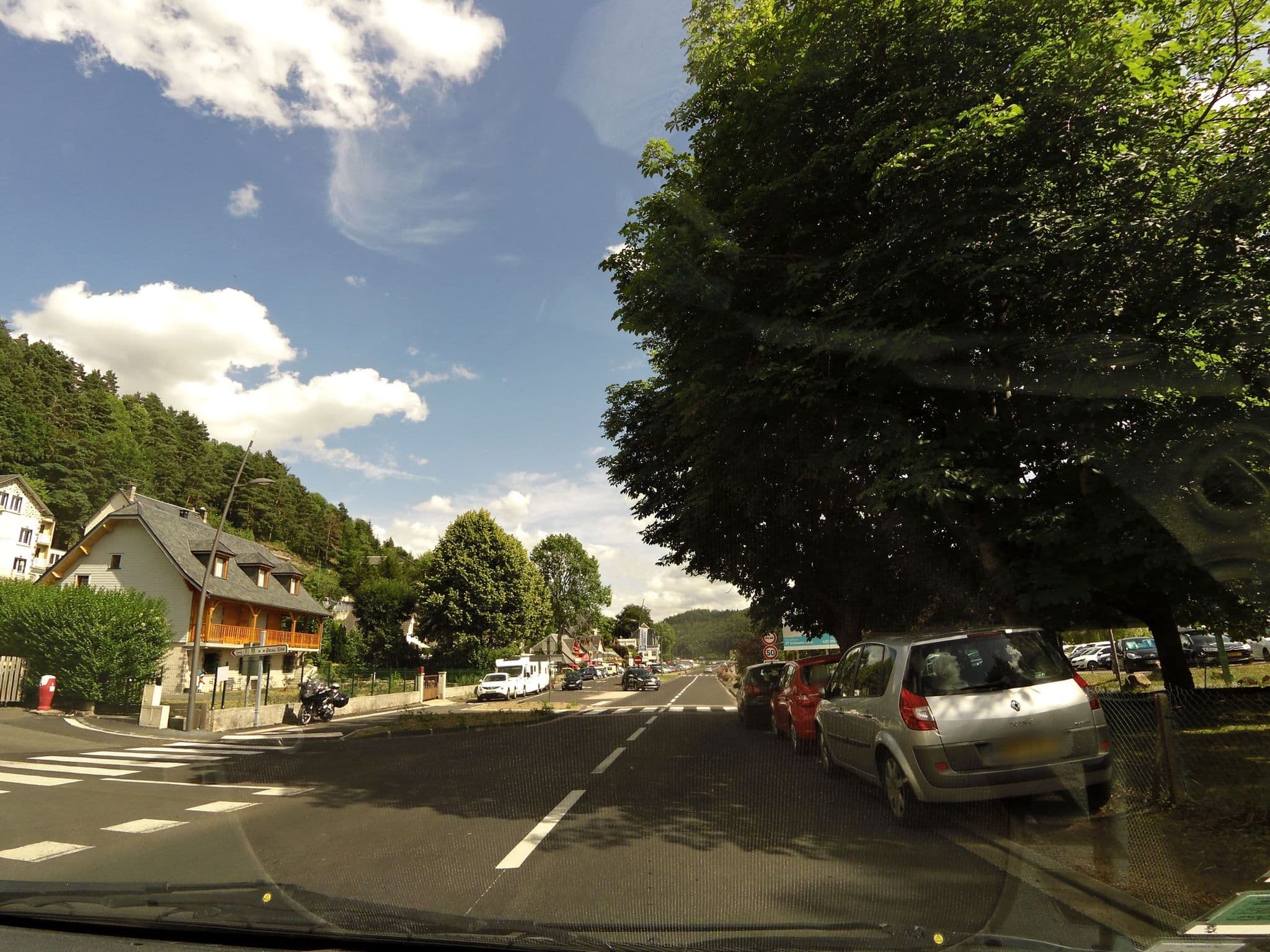Street view near La Vue sur le Paradis, Besse-et-Saint-Anastaise — © balooval (CC BY-SA · Mapillary)