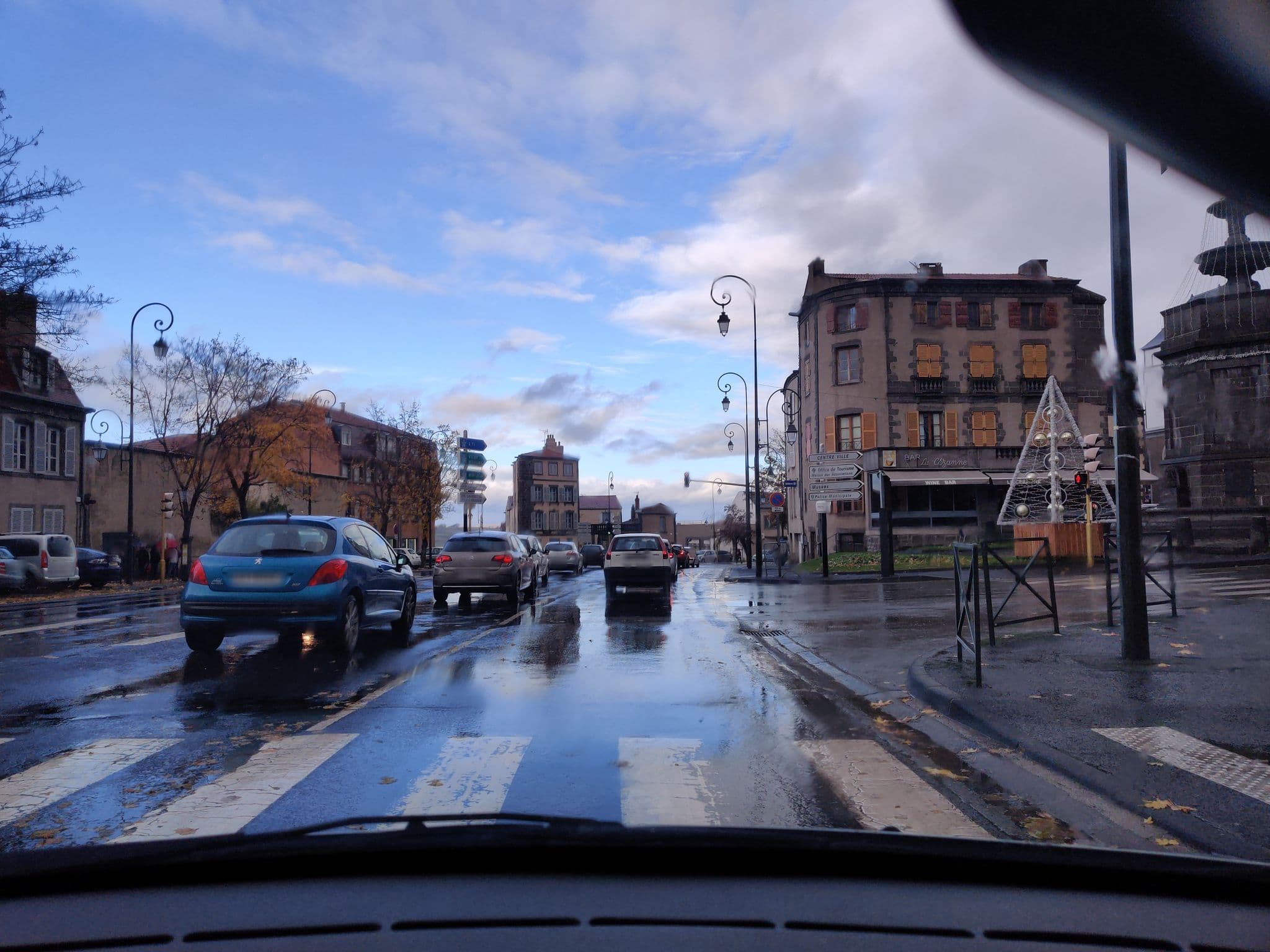 Street view near La Caravelle, Riom — © dereins (CC BY-SA · Mapillary)