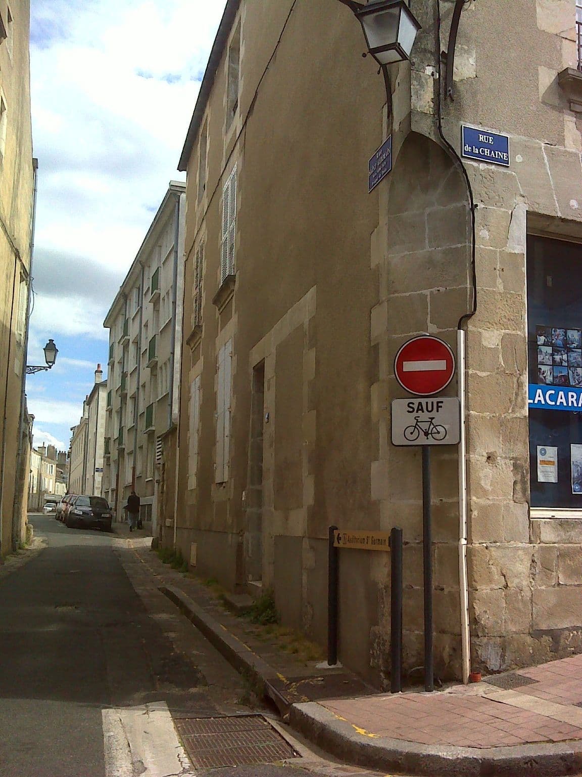 Street view near La Logerie, Poitiers — © bernardvoyageur (CC BY-SA · Mapillary)