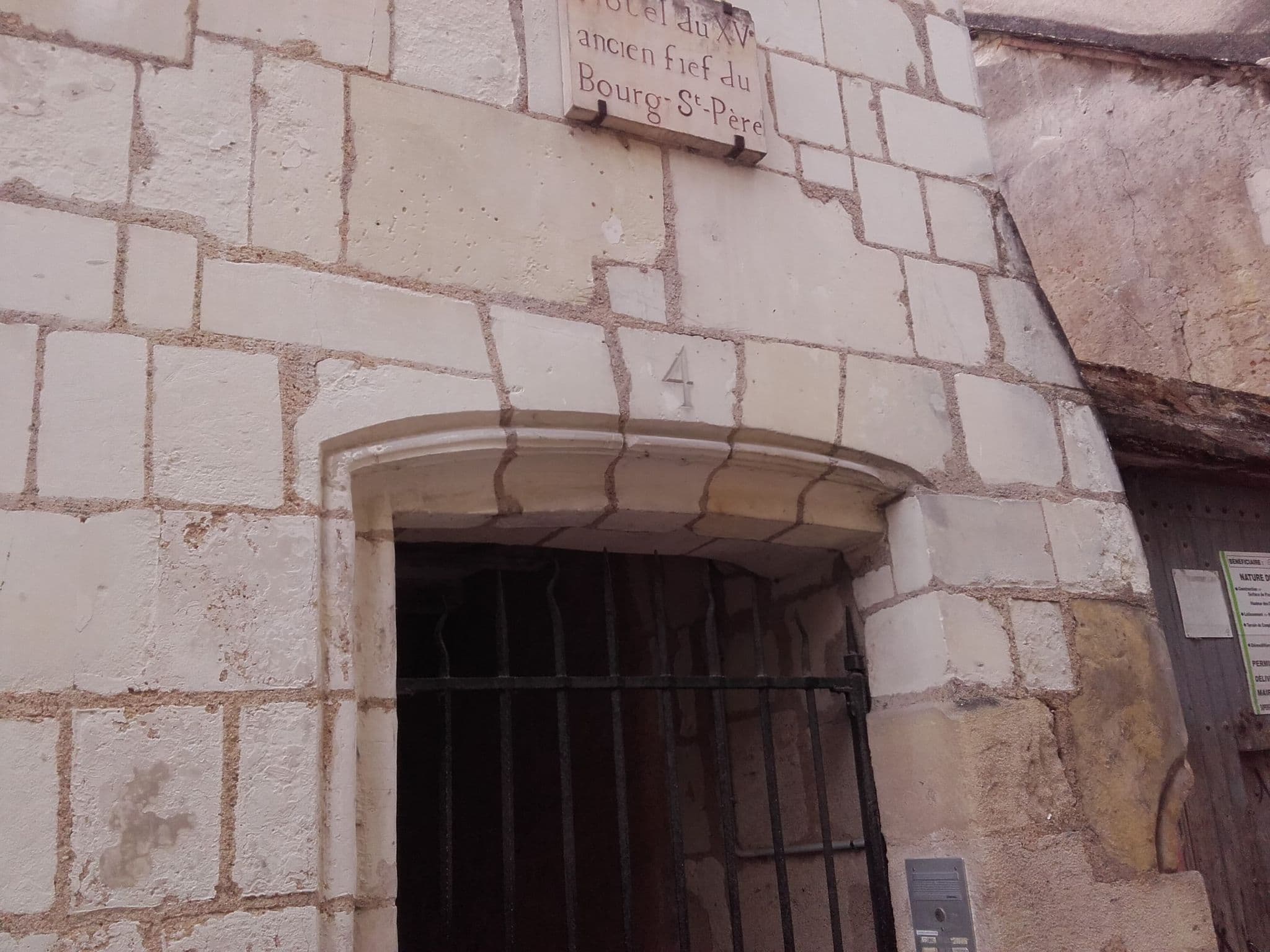 Street view near Appartement Cosy T3 dans immeuble 15ème siècle Centre historique de Tours, La Riche — © cyrille37 (CC BY-SA · Mapillary)