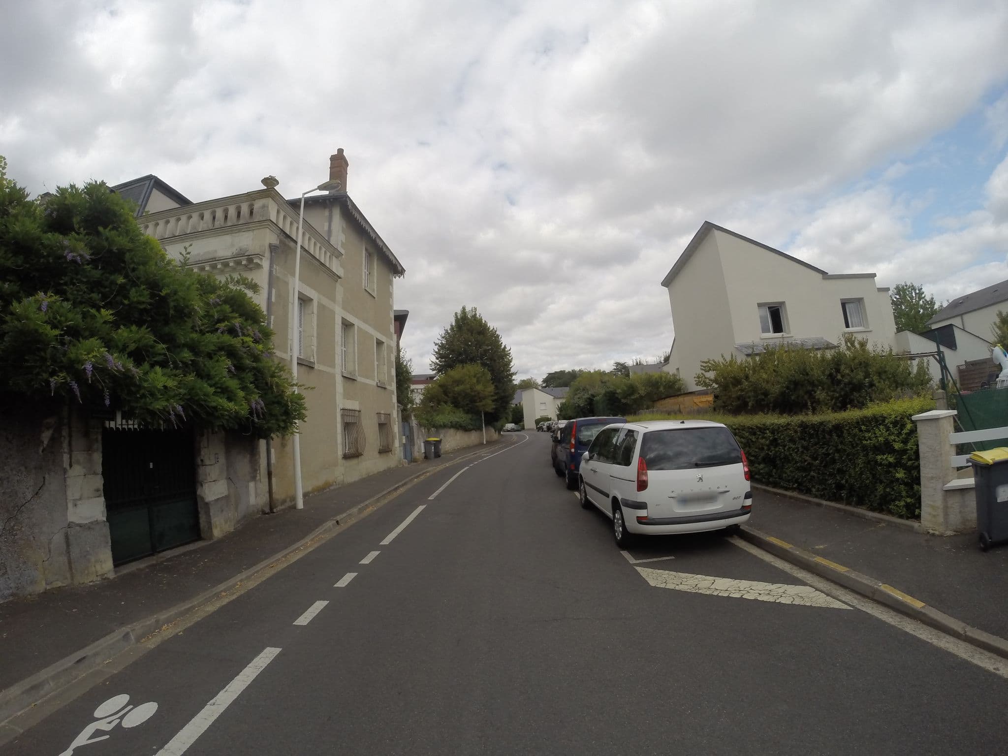Street view near La Héraudière Chambres D'hôtes, Tours — © bibiduchili (CC BY-SA · Mapillary)