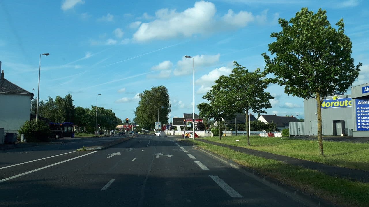 Street view near Le Maginot, Tours — © lluc (CC BY-SA · Mapillary)