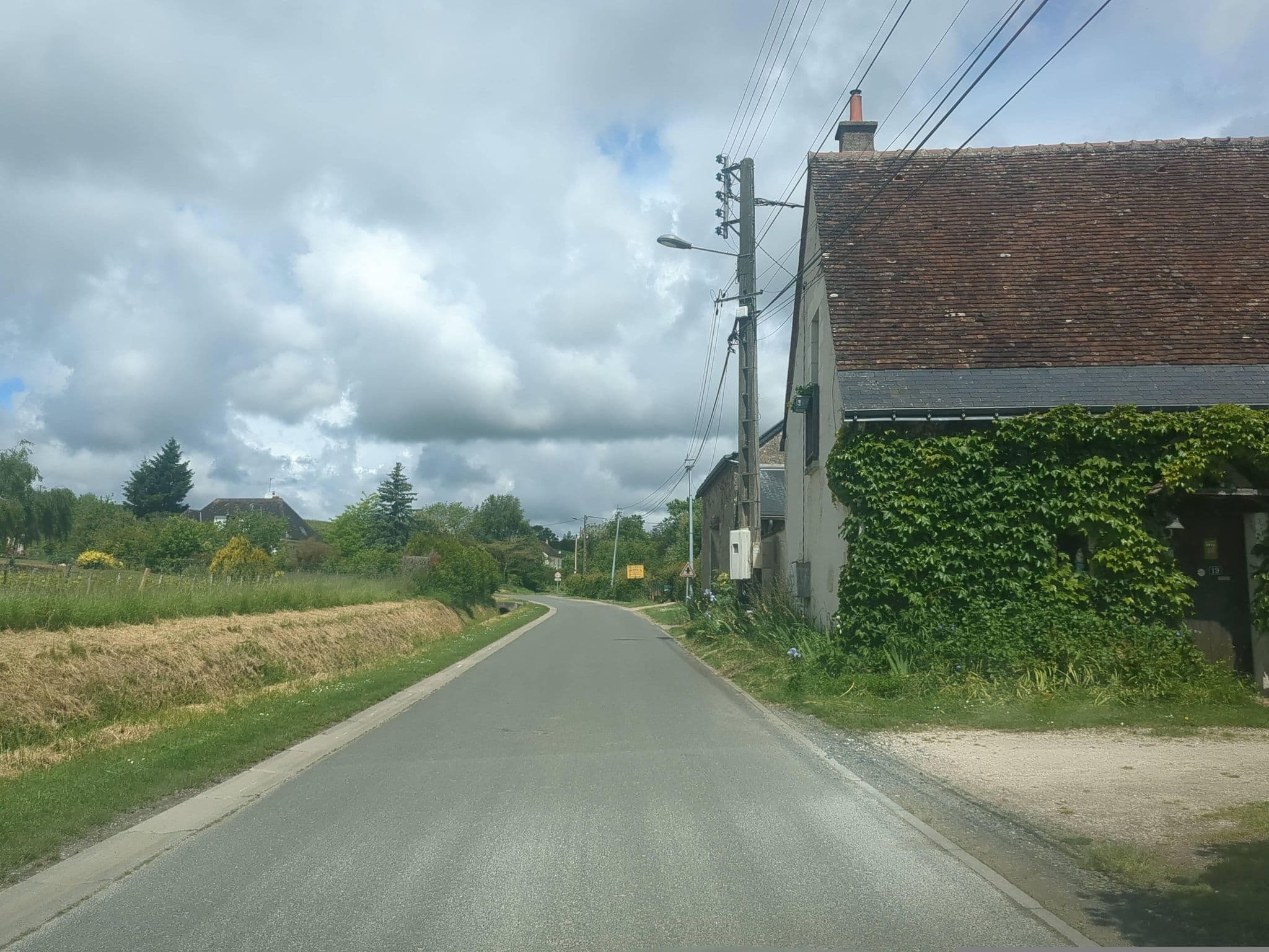 Street view near La Vallée de Vaux, Vernou-sur-Brenne — © alixun (CC BY-SA · Mapillary)
