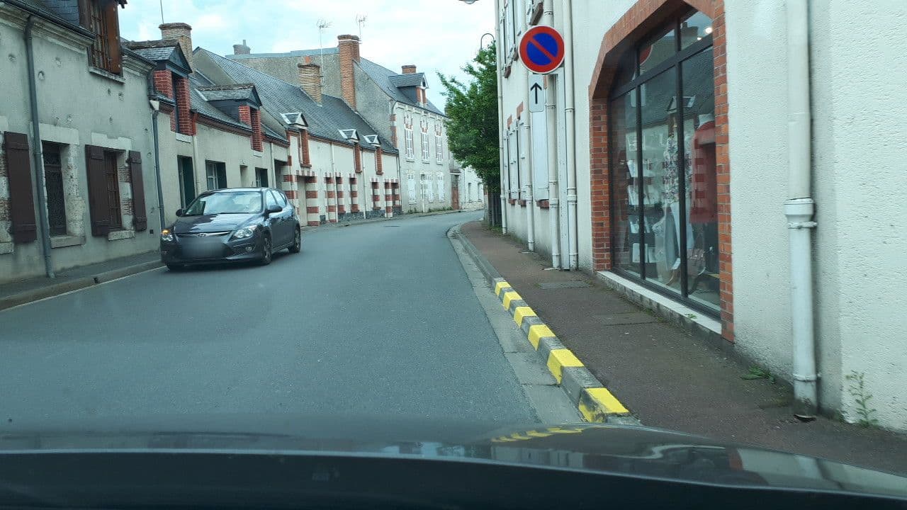 Street view near Au Vélo Fleuri, Bracieux — © lluc (CC BY-SA · Mapillary)