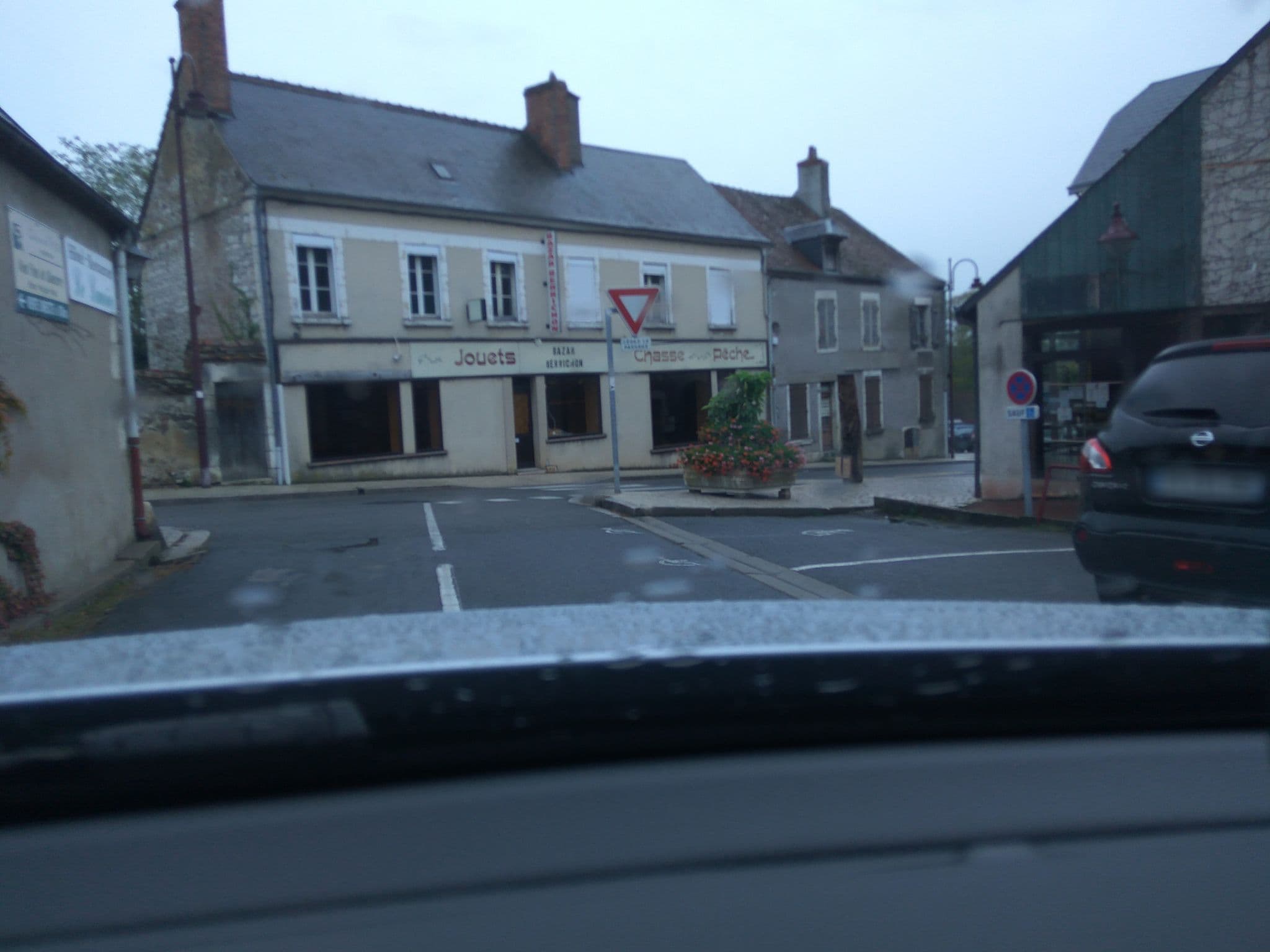 Street view near LOGIS Hôtel le Laurier, Saint-Satur — © amazone (CC BY-SA · Mapillary)