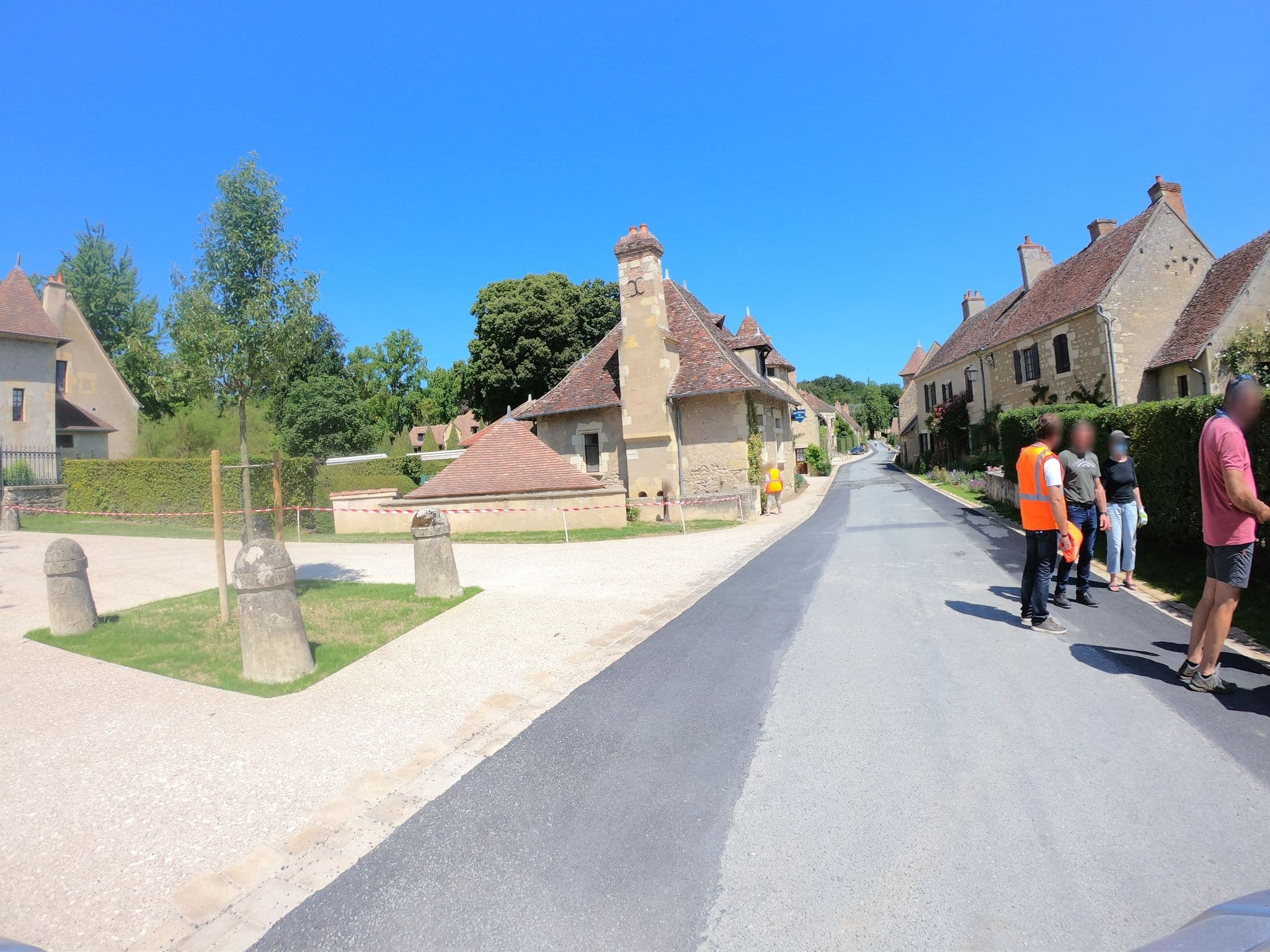 Street view near Société Hoteliere d'Apremont, Cuffy — © joostjakob (CC BY-SA · Mapillary)