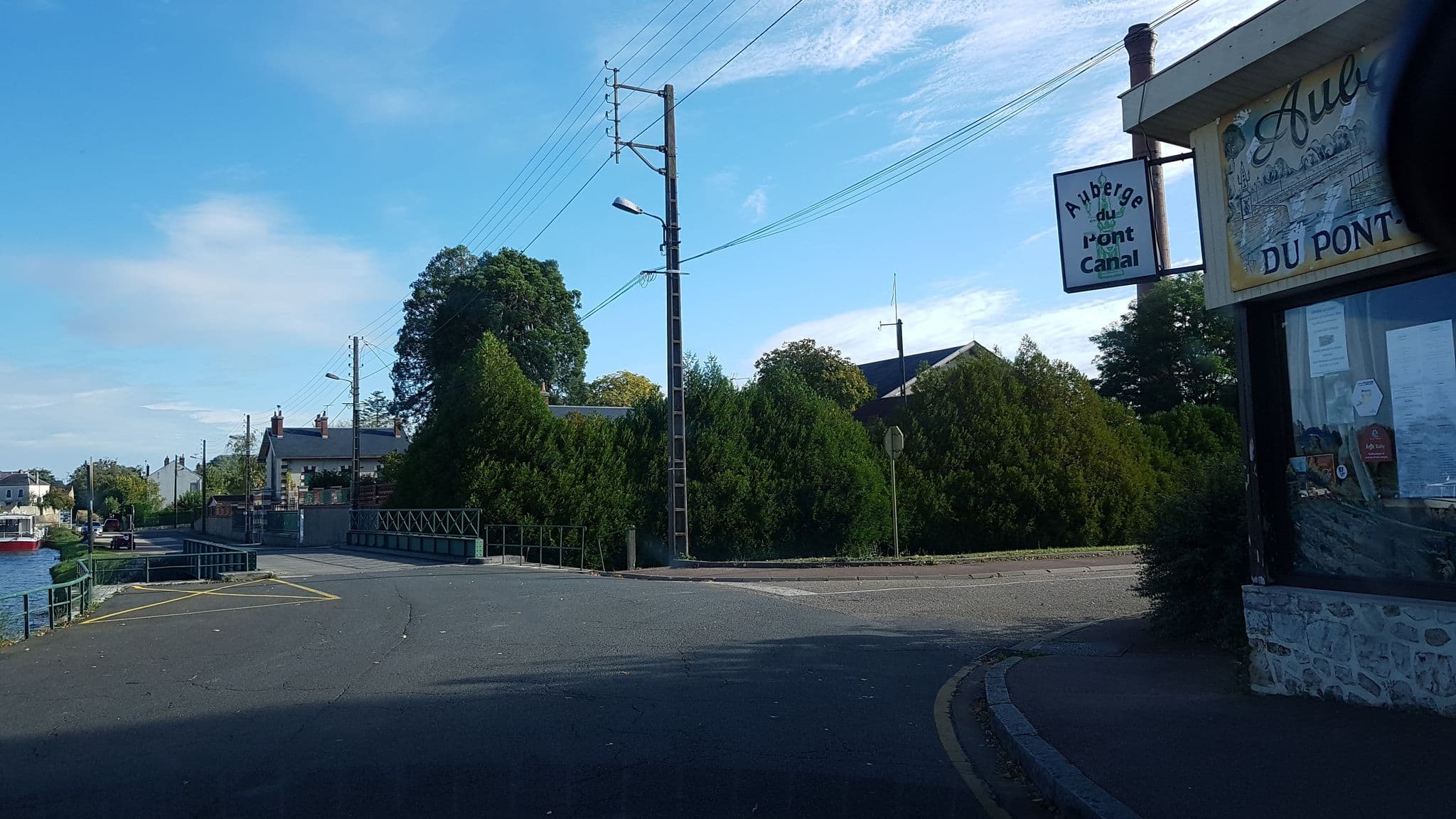 Street view near Auberge du Pont Canal, Briare — © jerome_pietri (CC BY-SA · Mapillary)