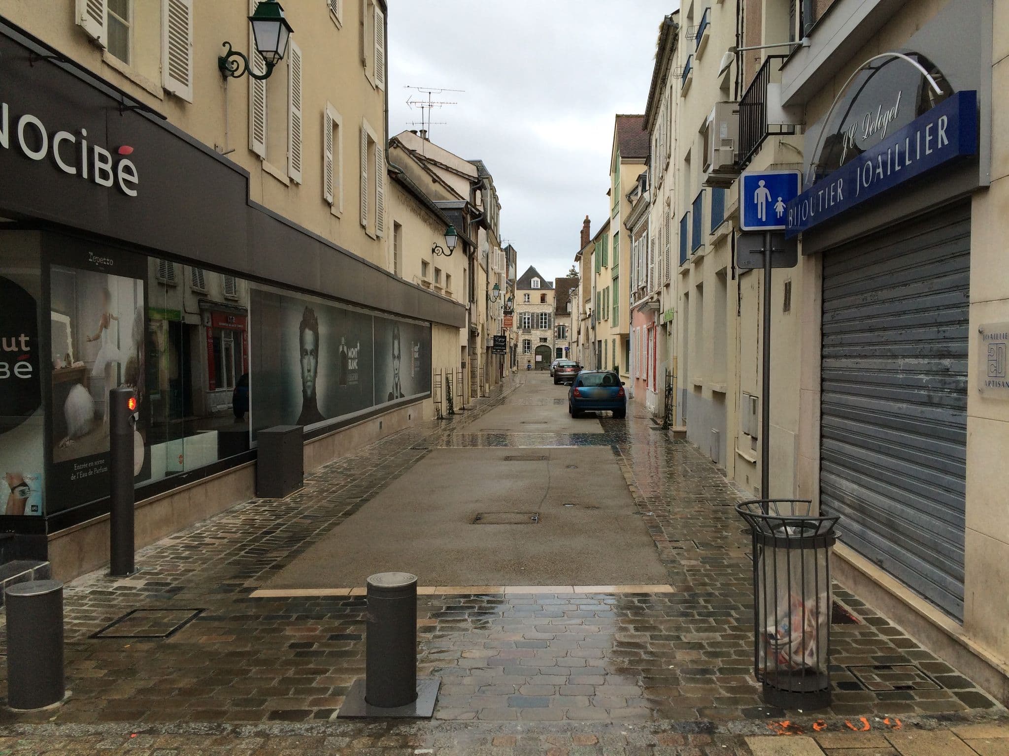 Street view near Hôtel Central, Montargis — © bennyandersson (CC BY-SA · Mapillary)
