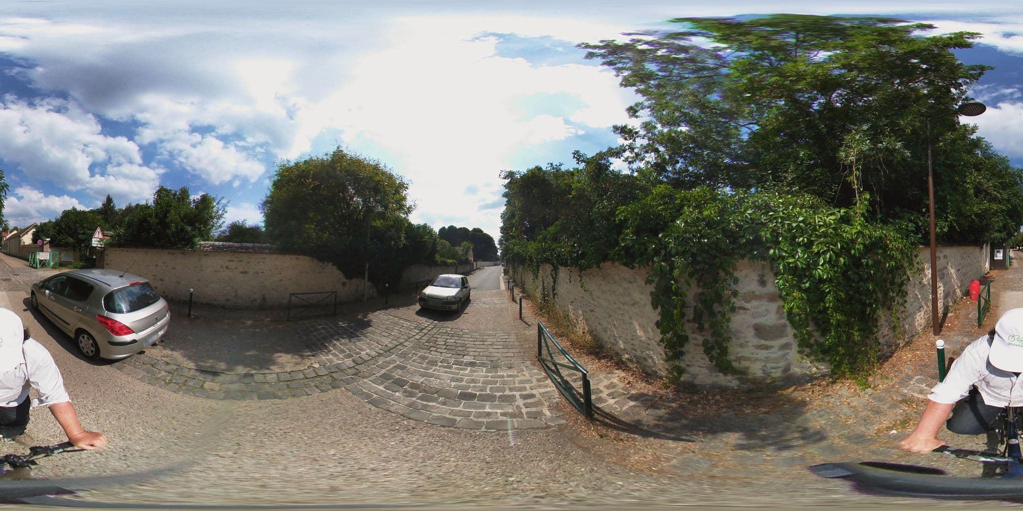 Street view near Roulottes de Bois le roi, Bois-le-Roi — © geovelo (CC BY-SA · Mapillary)