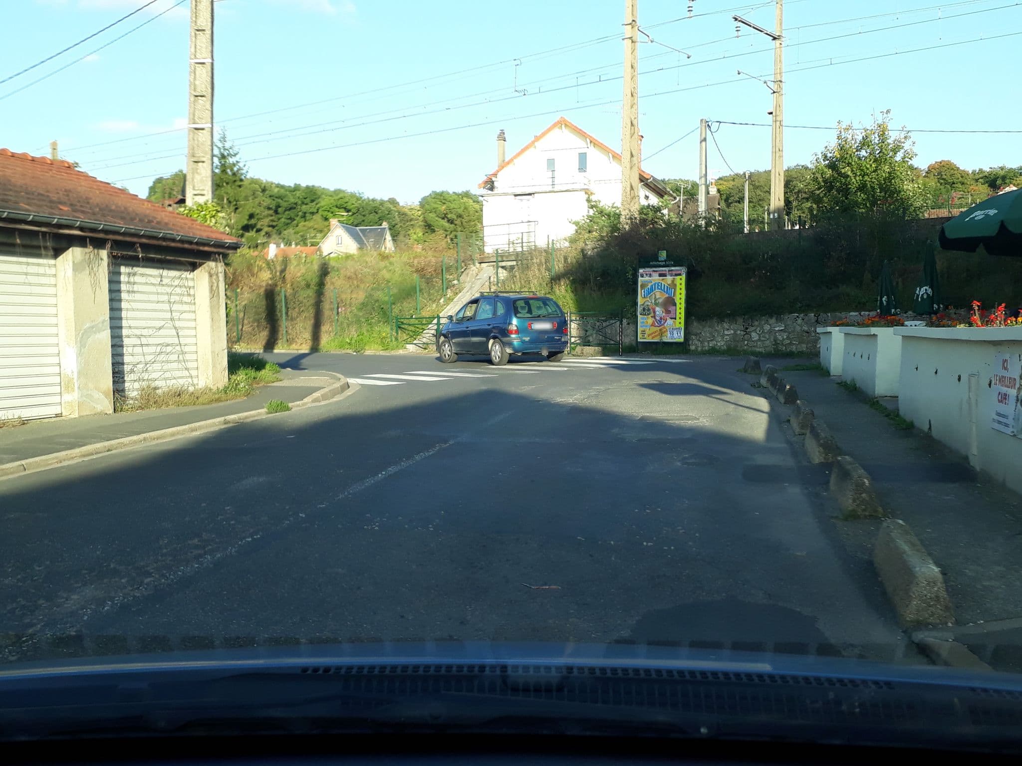 Street view near Hôtel Bar Restaurant l'Avenir, Champagne-sur-Seine — © zonder (CC BY-SA · Mapillary)