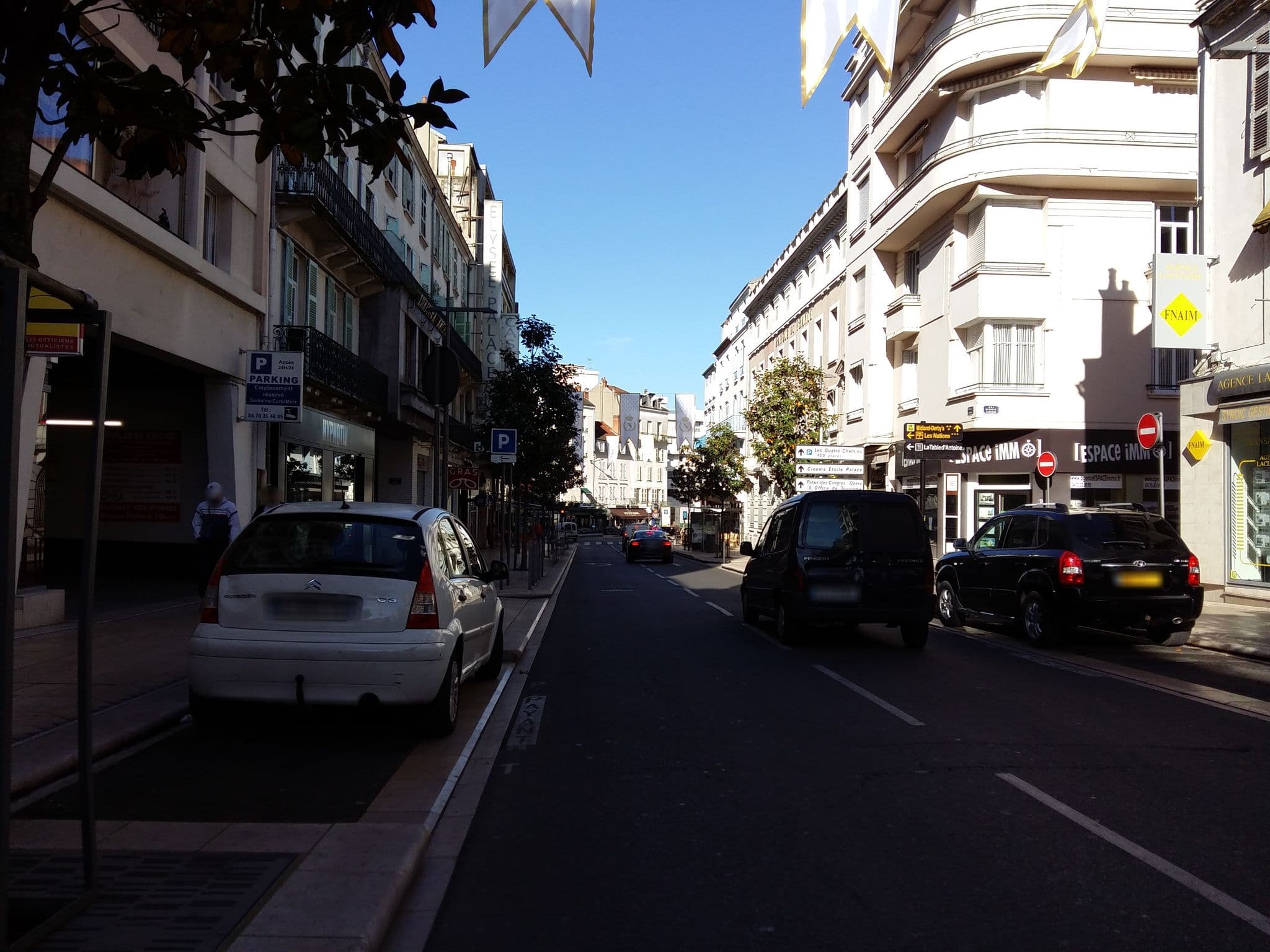 Street view near Hôtel Du Rhône, Vichy — © zimmy (CC BY-SA · Mapillary)