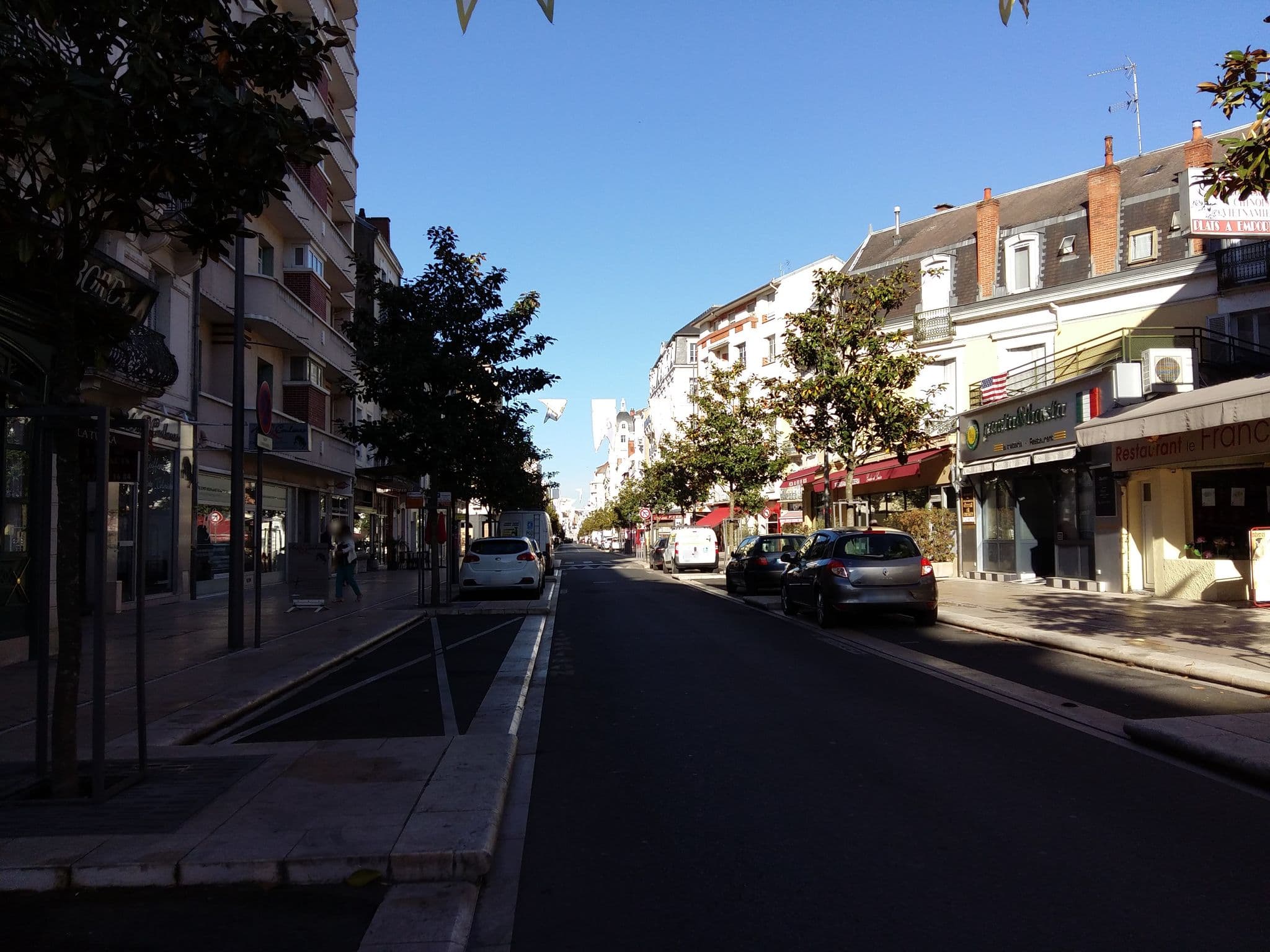 Street view near Logis Chambord Hotel Vichy, Vichy — © zimmy (CC BY-SA · Mapillary)