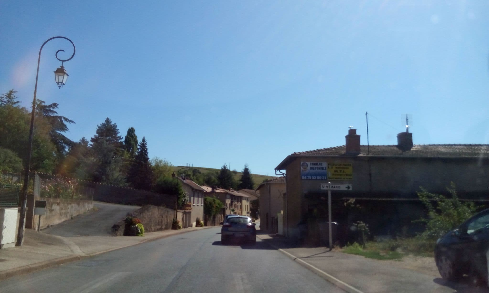 Street view near Domaine des Pierres Dorées, Le Bois-d'Oingt — © sebleouf (CC BY-SA · Mapillary)