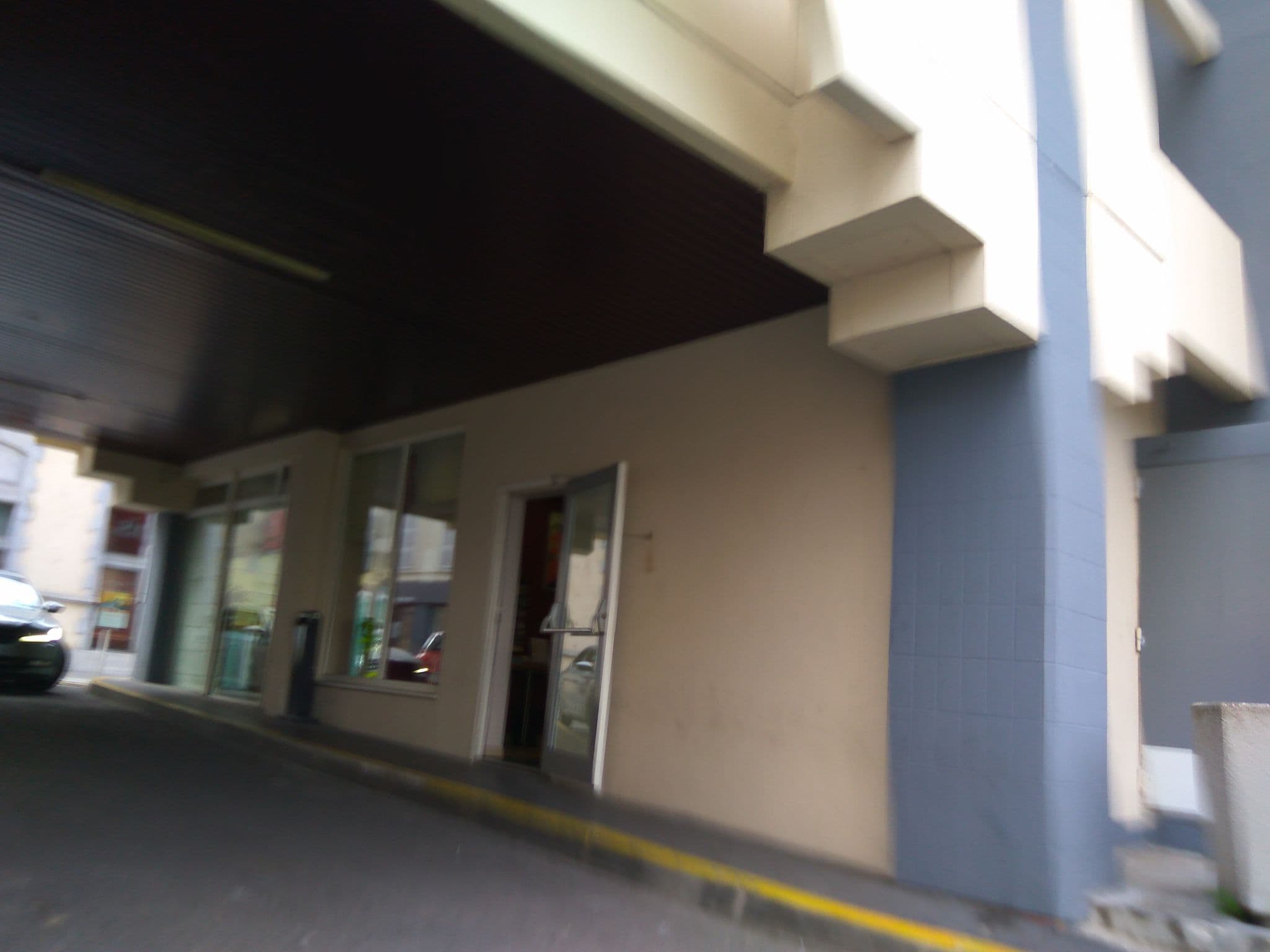 Street view near Ibis, Gelos — © c64 (CC BY-SA · Mapillary)