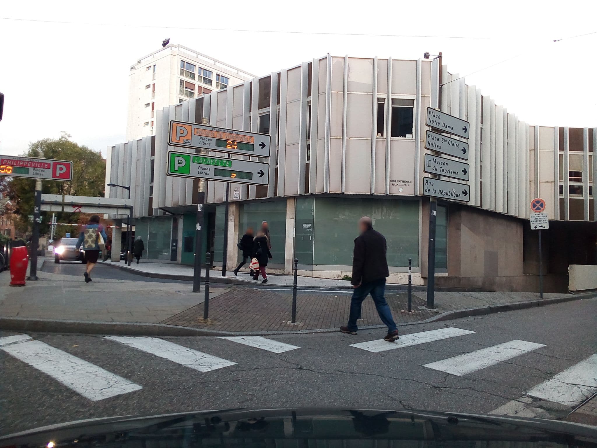Street view near R’Studio 18 Hyper Centre, Grenoble — © eric_s (CC BY-SA · Mapillary)