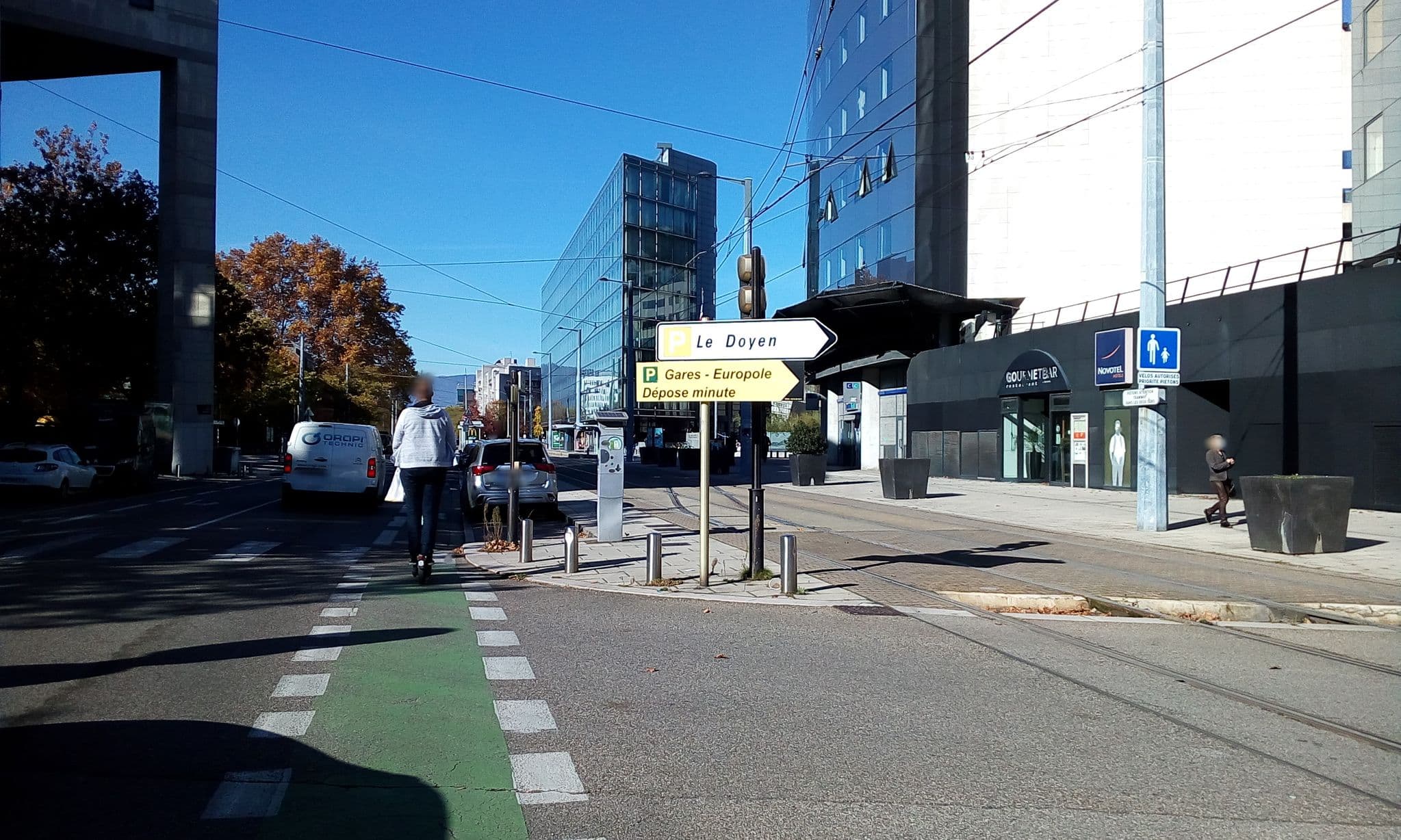 Street view near Le Valery's, Grenoble — © eric_s (CC BY-SA · Mapillary)