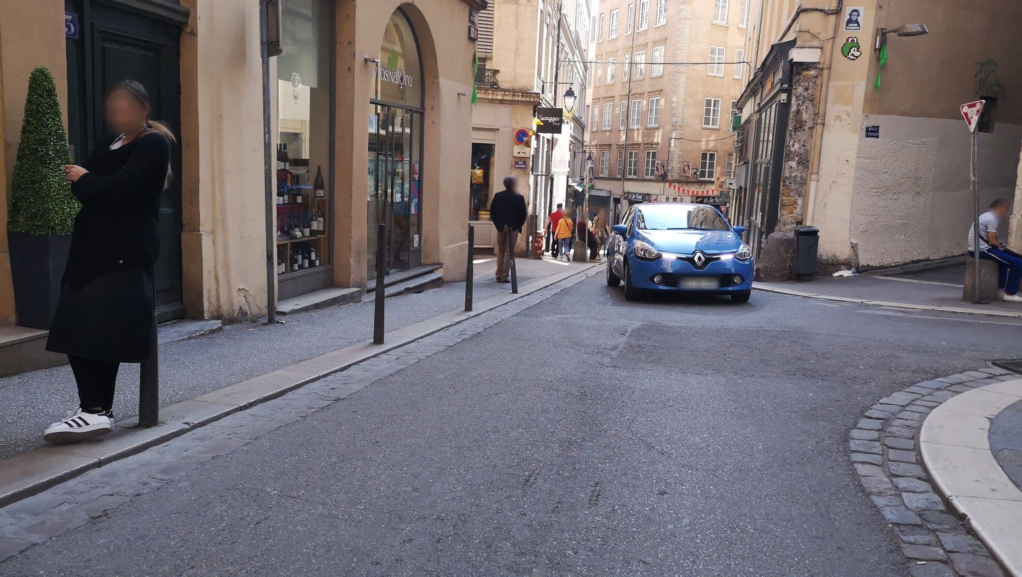 Street view near Pearl- T2 Rental, Lyon 01 — © blueberry (CC BY-SA · Mapillary)