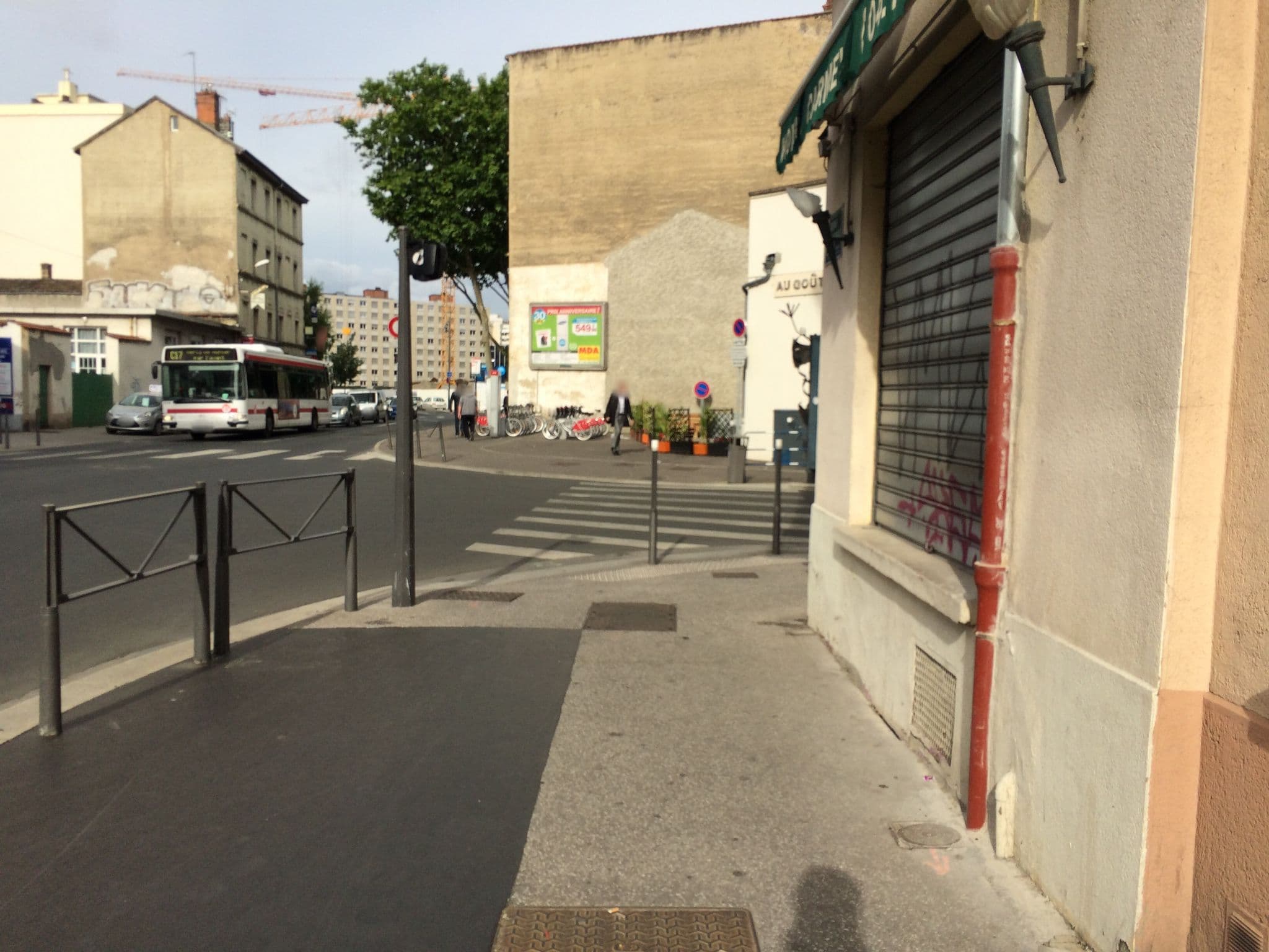 Street view near Appartement Lyon Villeurbanne, Villeurbanne — © bfontaine (CC BY-SA · Mapillary)