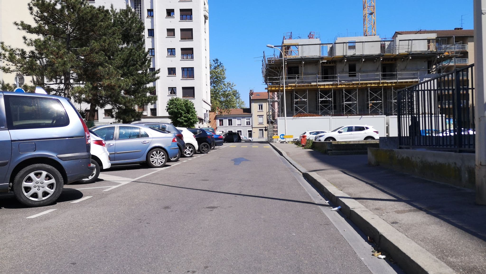 Street view near Adoma, Lyon 07 — © blueberry (CC BY-SA · Mapillary)