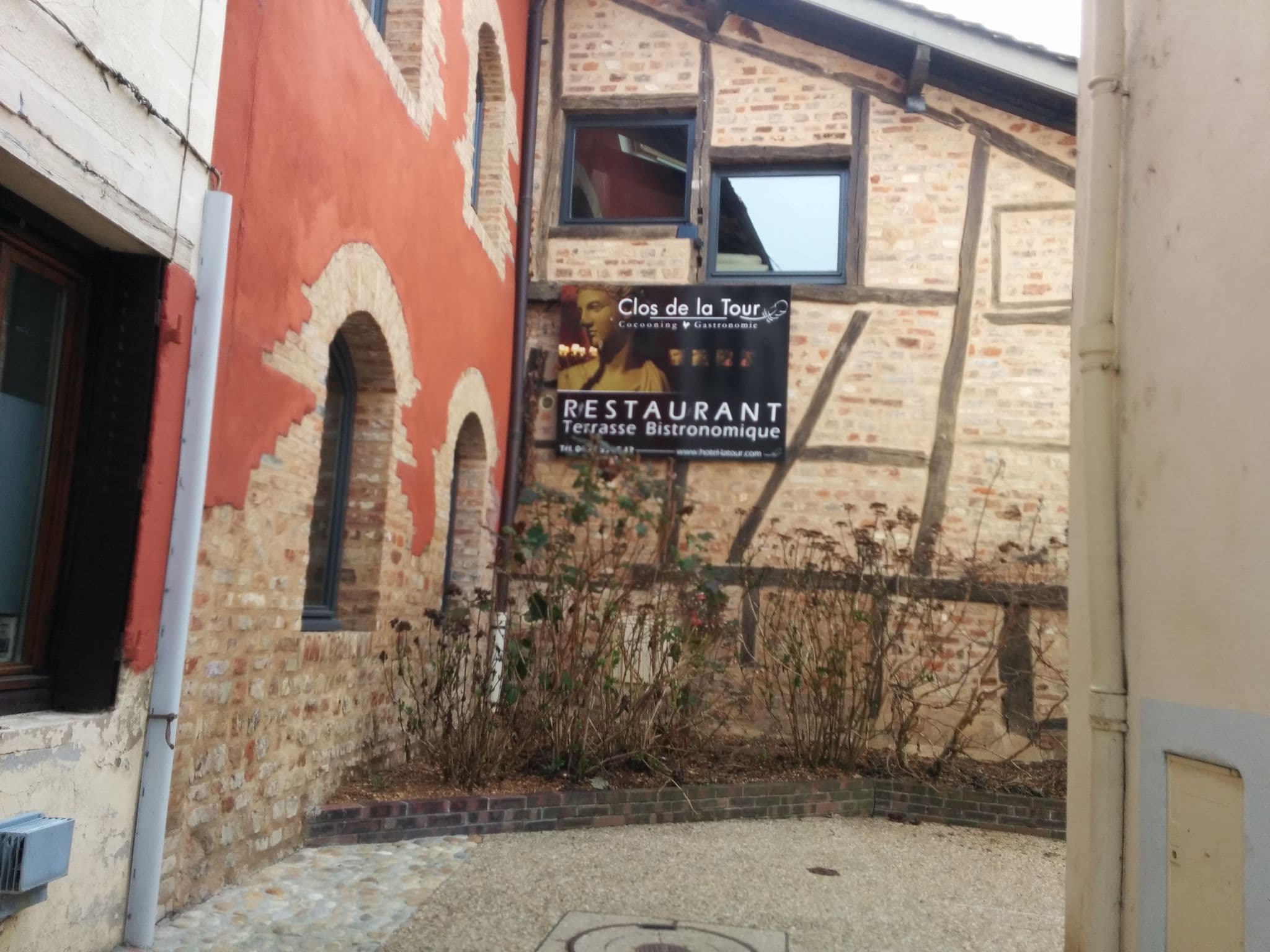 Street view near SARL Hôtel de la Tour, Châtillon-sur-Chalaronne — © chivos (CC BY-SA · Mapillary)