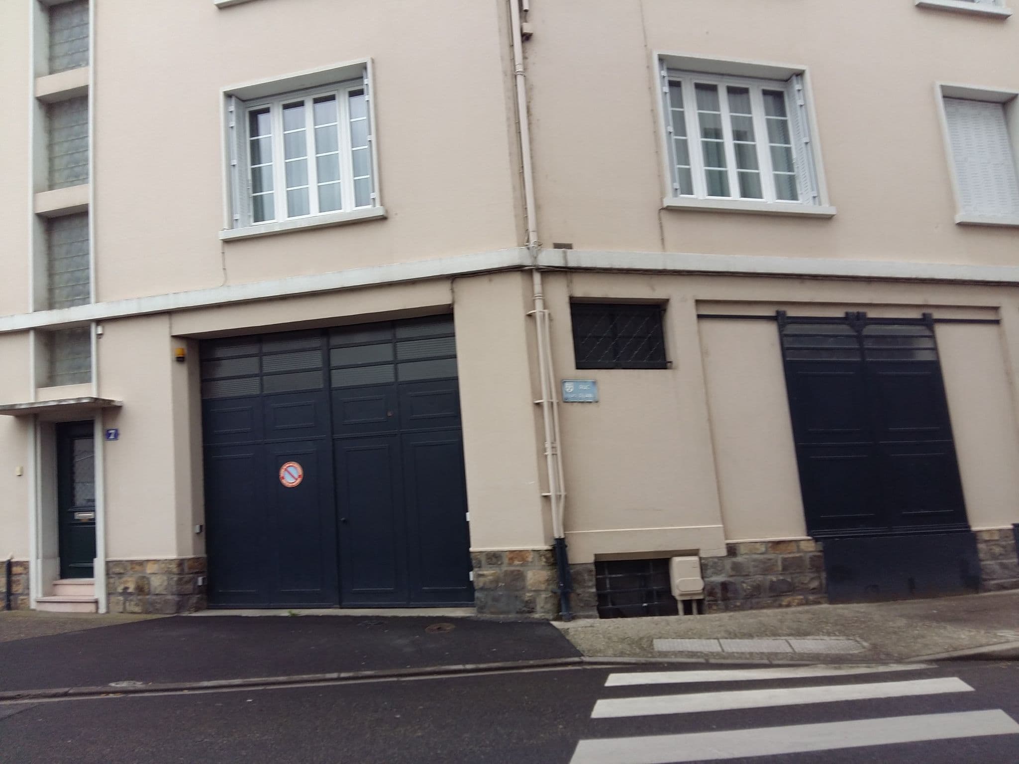 Street view near Hôtel Moderne, Moulins — © zimmy (CC BY-SA · Mapillary)