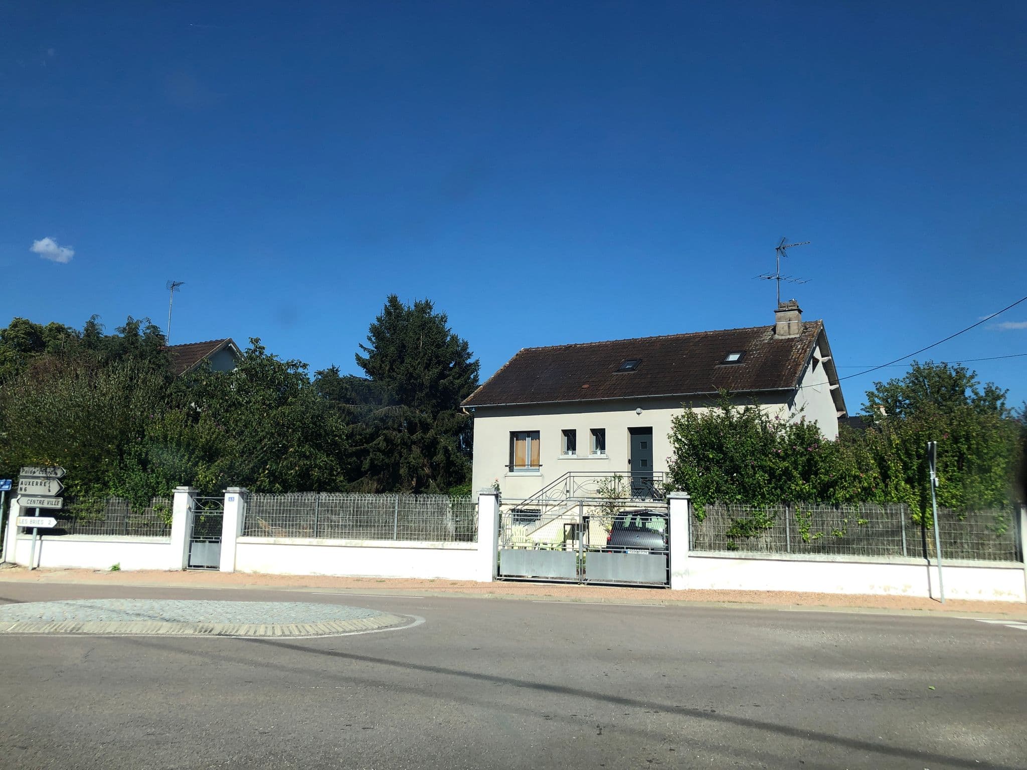 Street view near Hôtel Restaurant Kyriad Auxerre- Appoigny Appoigny, Appoigny — © cquest (CC BY-SA · Mapillary)