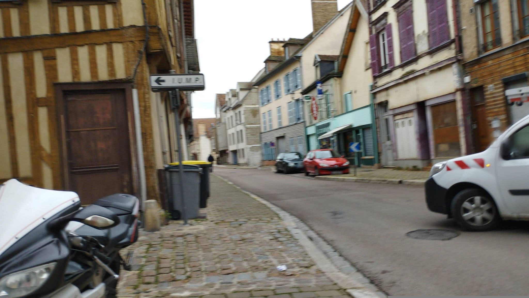 Street view near T2 Bouchon de Champagne, Troyes — © kritic (CC BY-SA · Mapillary)